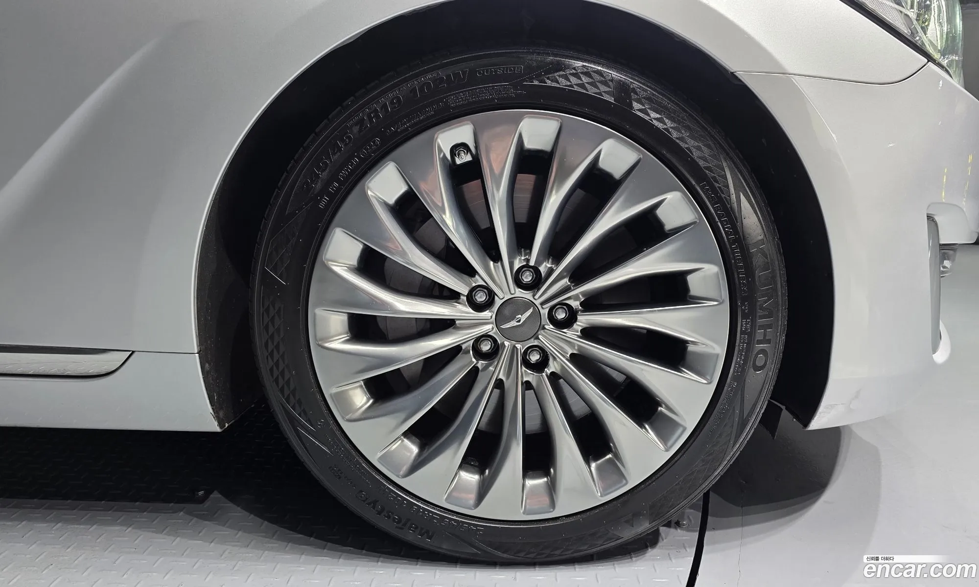 Genesis EQ900 2015 — 13
