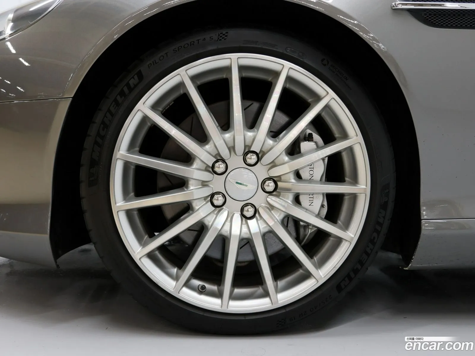 Aston Martin DB9 2006 — 13