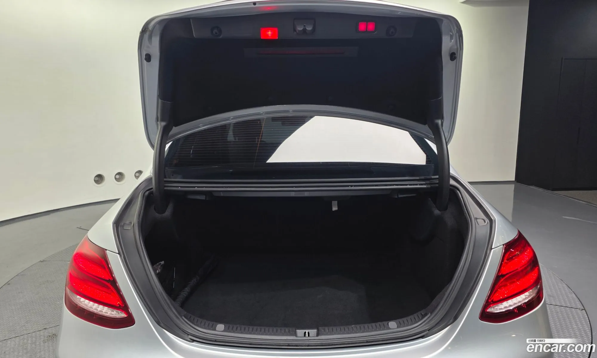 Mercedes-Benz E-Class W213 2018 WDDZF4KB3JA378892 — 9