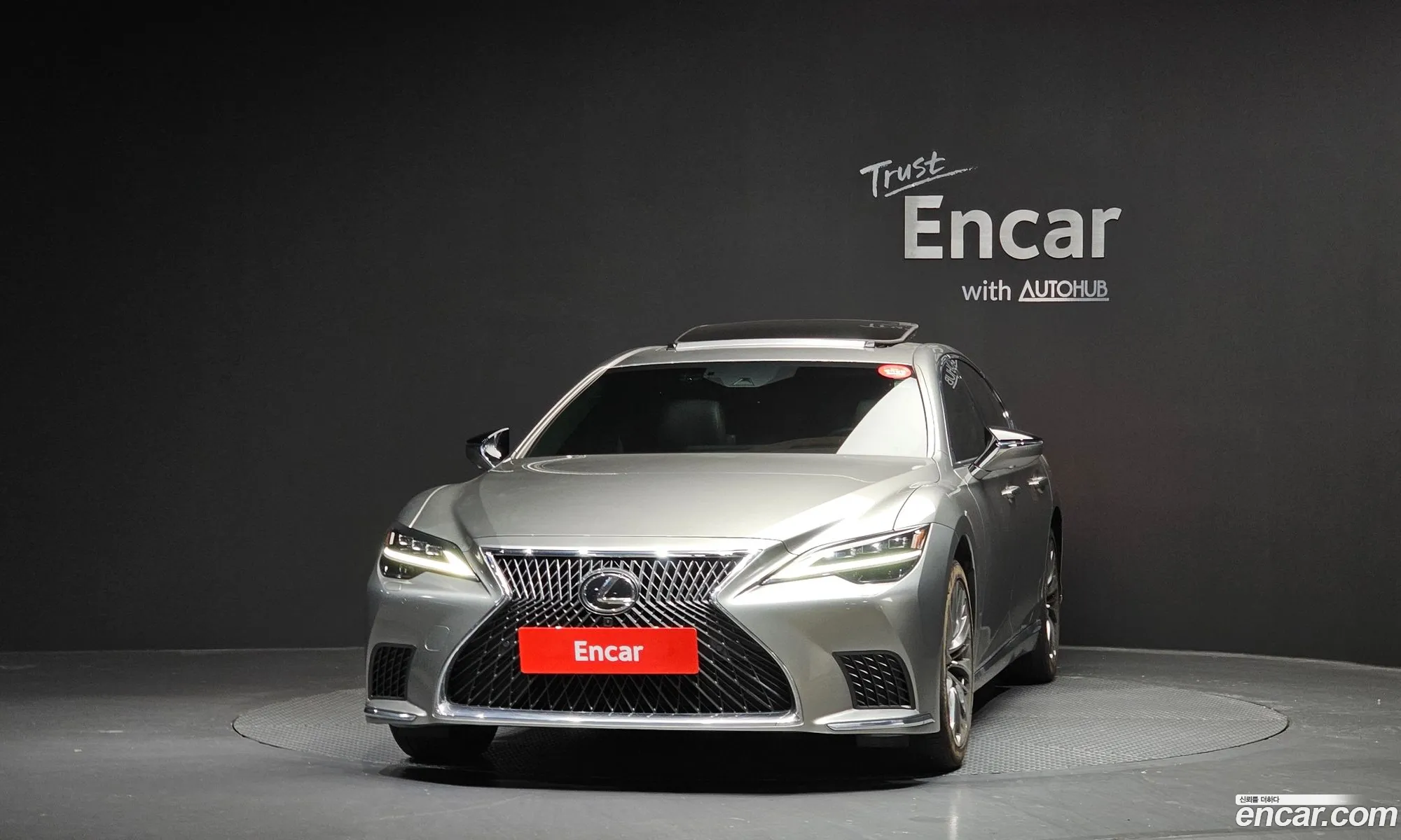 Lexus LS500h 2023 — 10