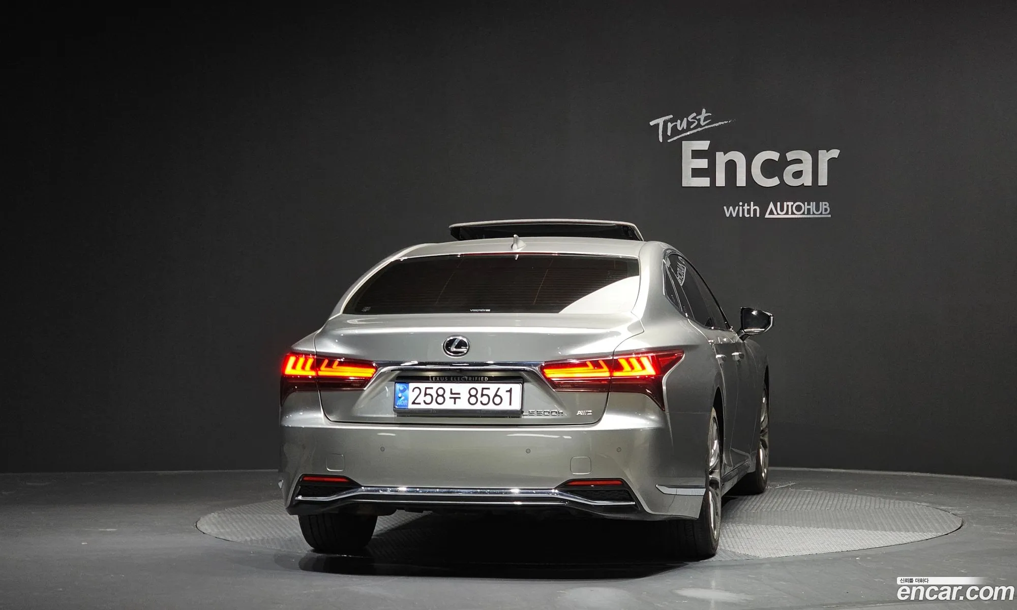 Lexus LS500h 2023 — 13