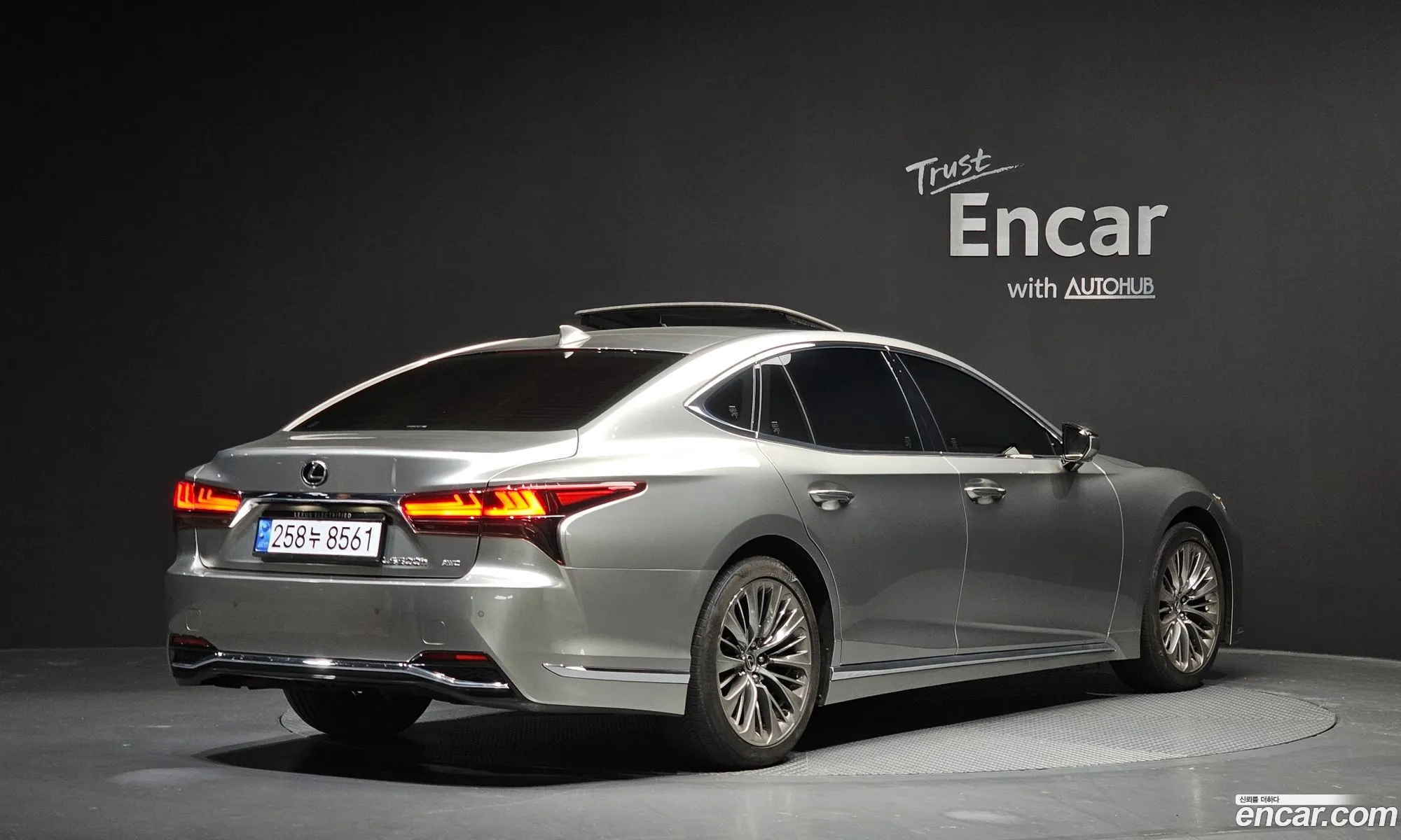 Lexus LS500h 2023 — 3