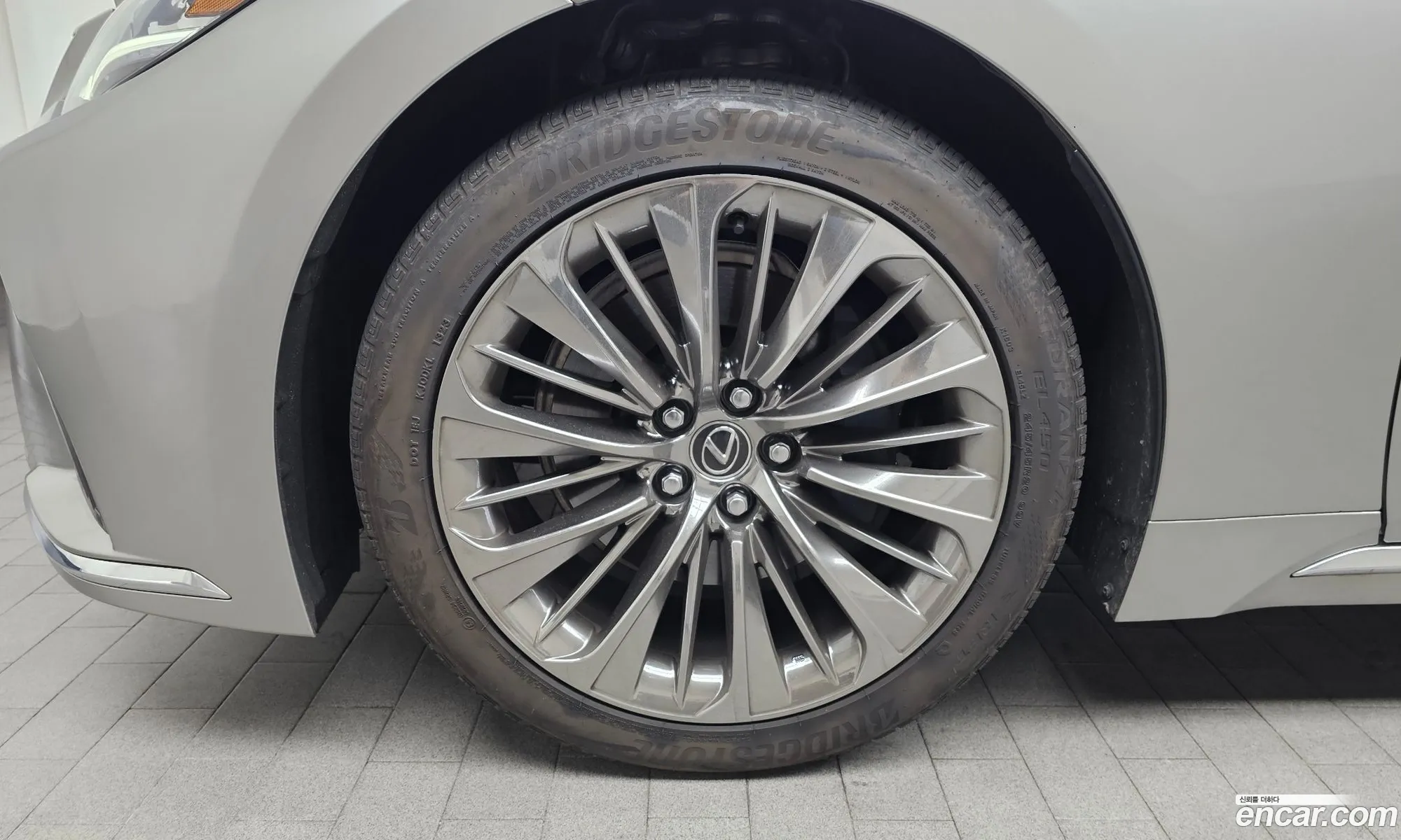 Lexus LS500h 2023 — 17