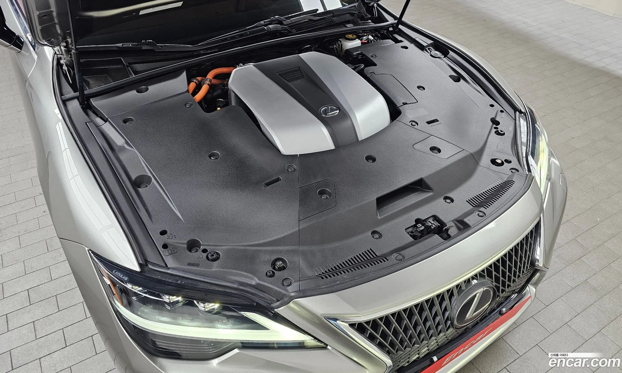 Lexus LS500h 2023 — 11
