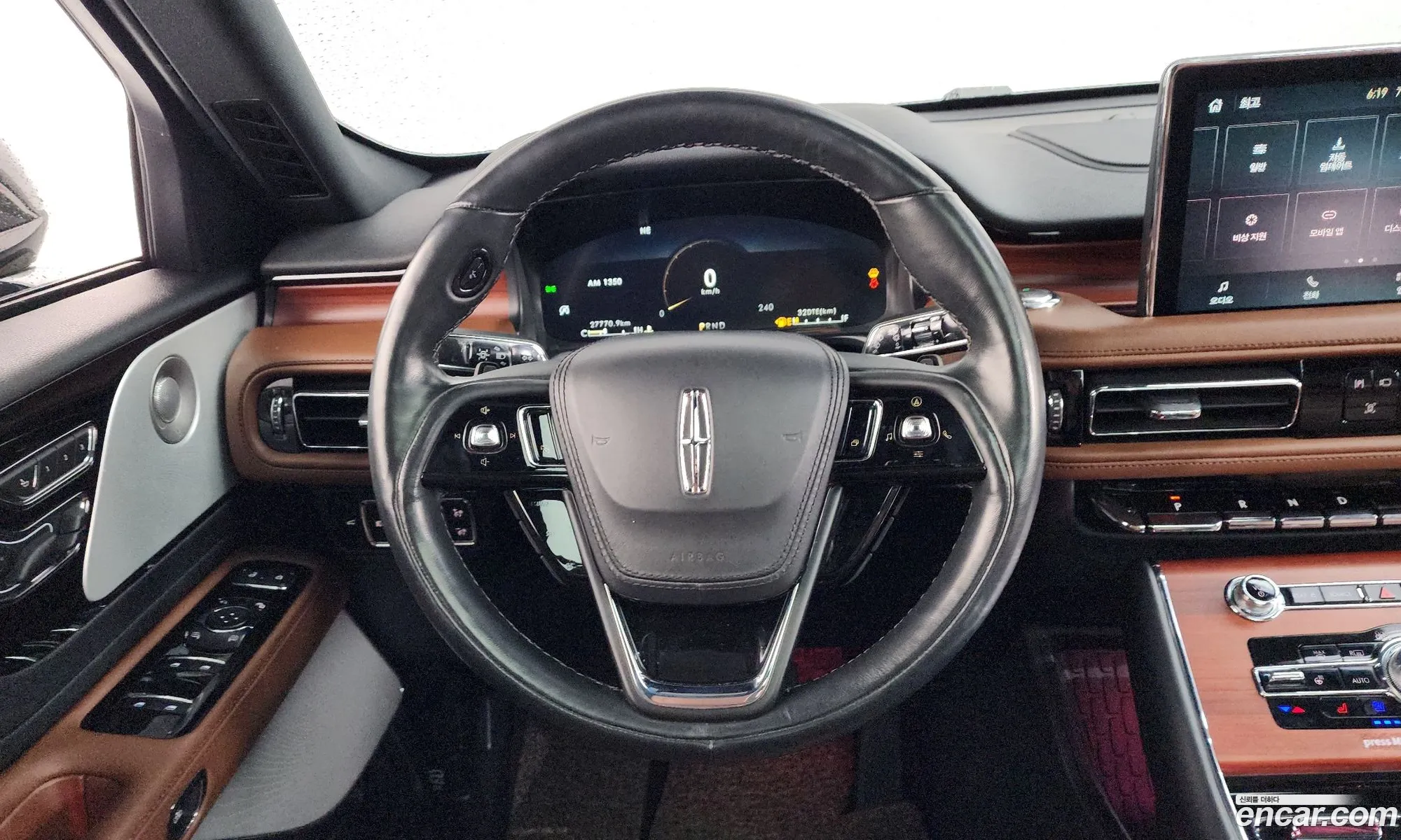 Lincoln Aviator 2023 5LM5J7XC9PGL16258 — 13