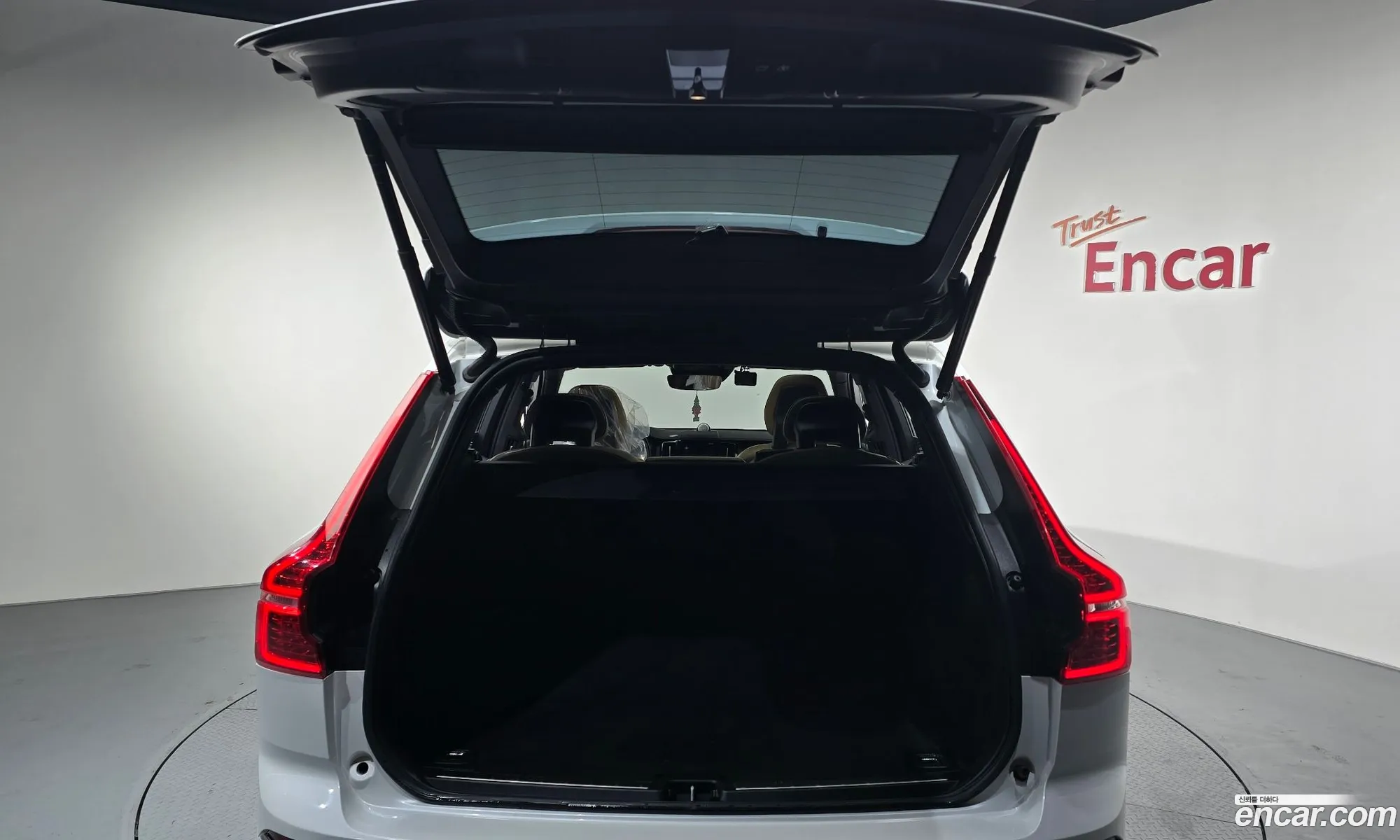Volvo XC60 2017 YV1UZA8ACJ1012063 — 4