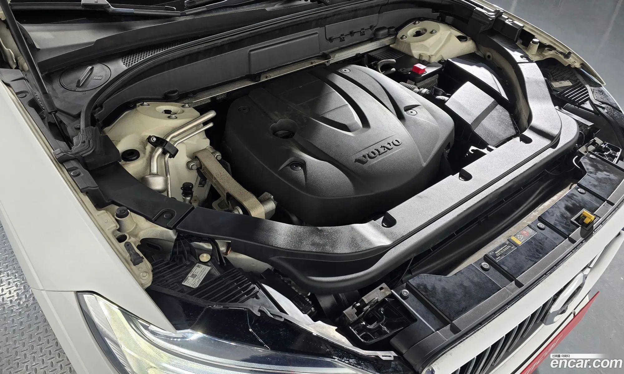 Volvo XC60 2017 YV1UZA8ACJ1012063 — 5