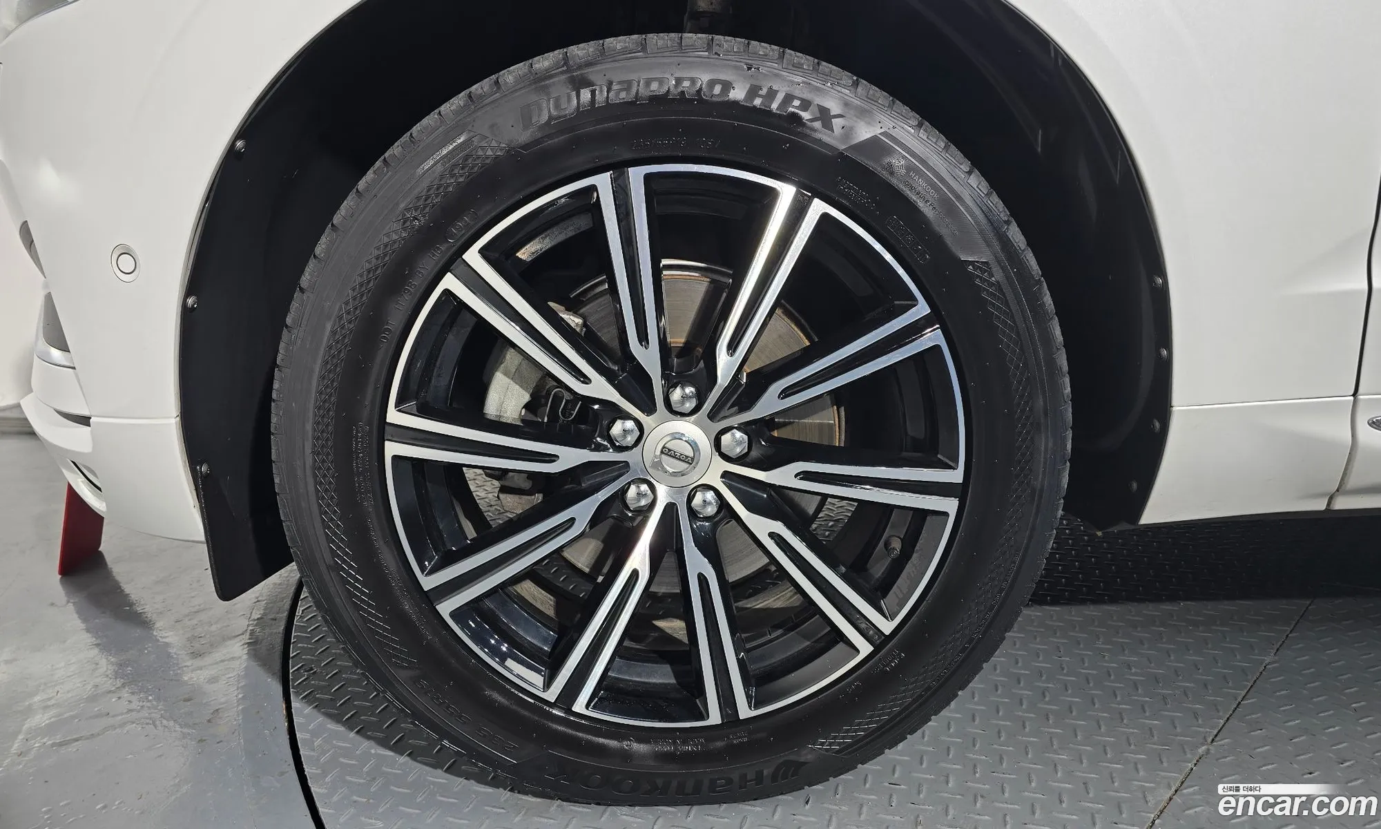 Volvo XC60 2017 YV1UZA8ACJ1012063 — 18