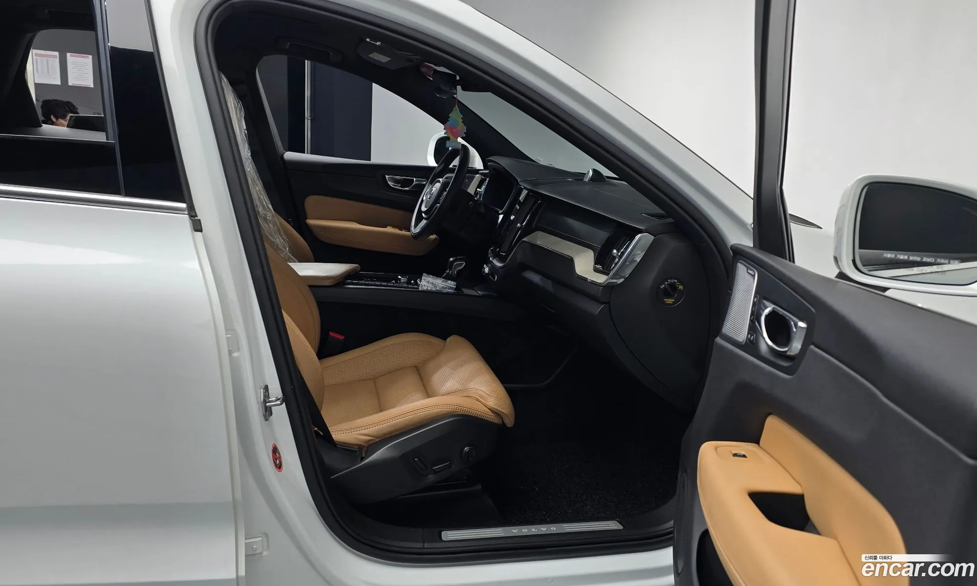 Volvo XC60 2017 YV1UZA8ACJ1012063 — 17