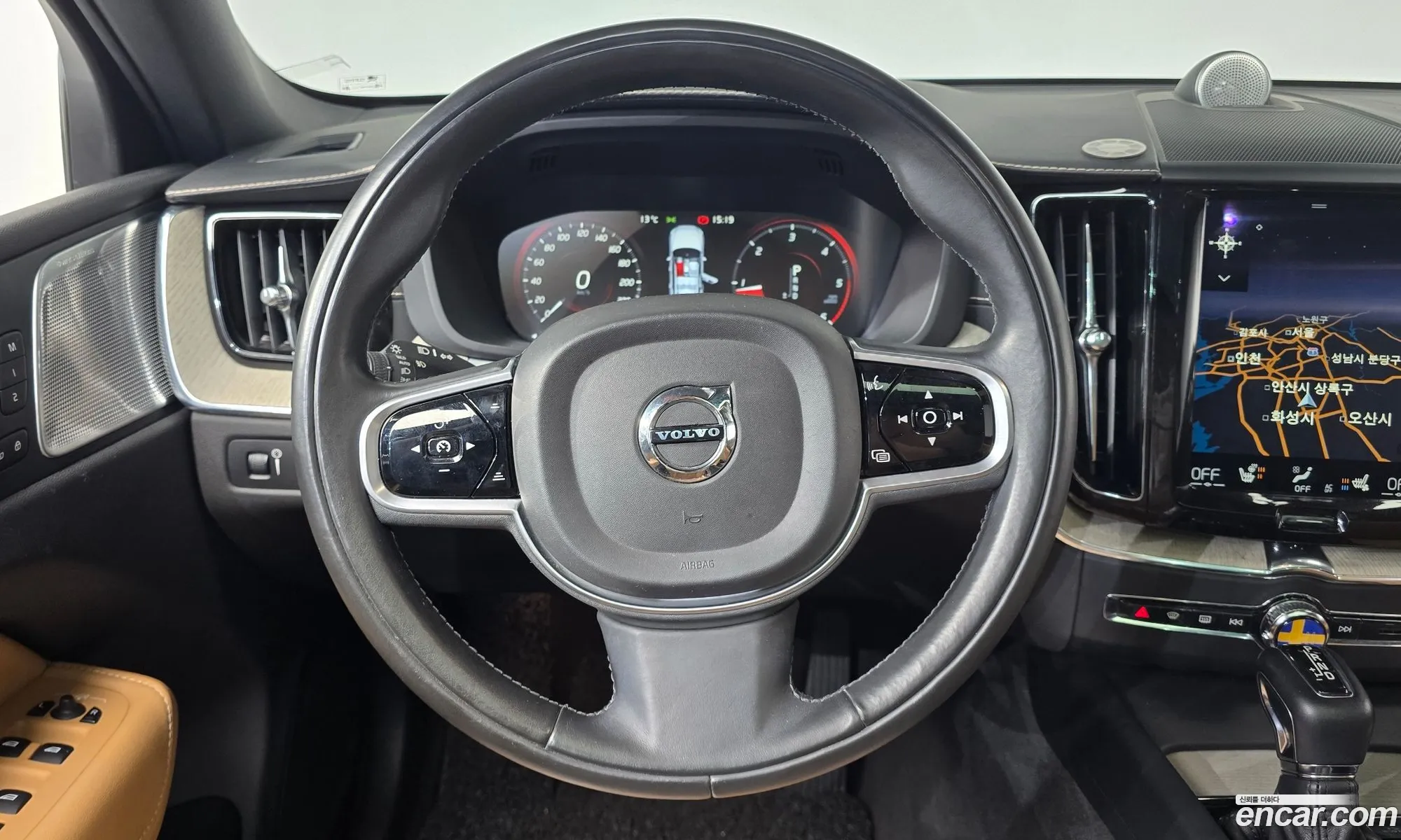 Volvo XC60 2017 YV1UZA8ACJ1012063 — 16