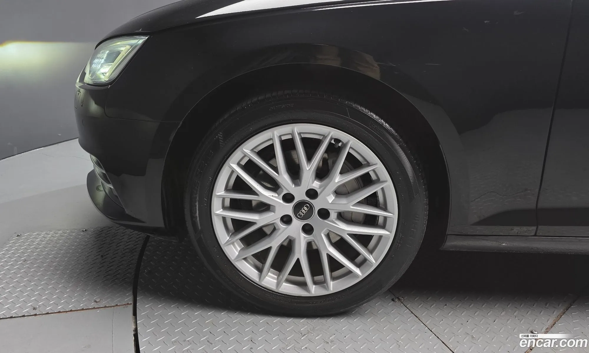 Audi A4 2018 WAUZZZF41JA181209 — 18