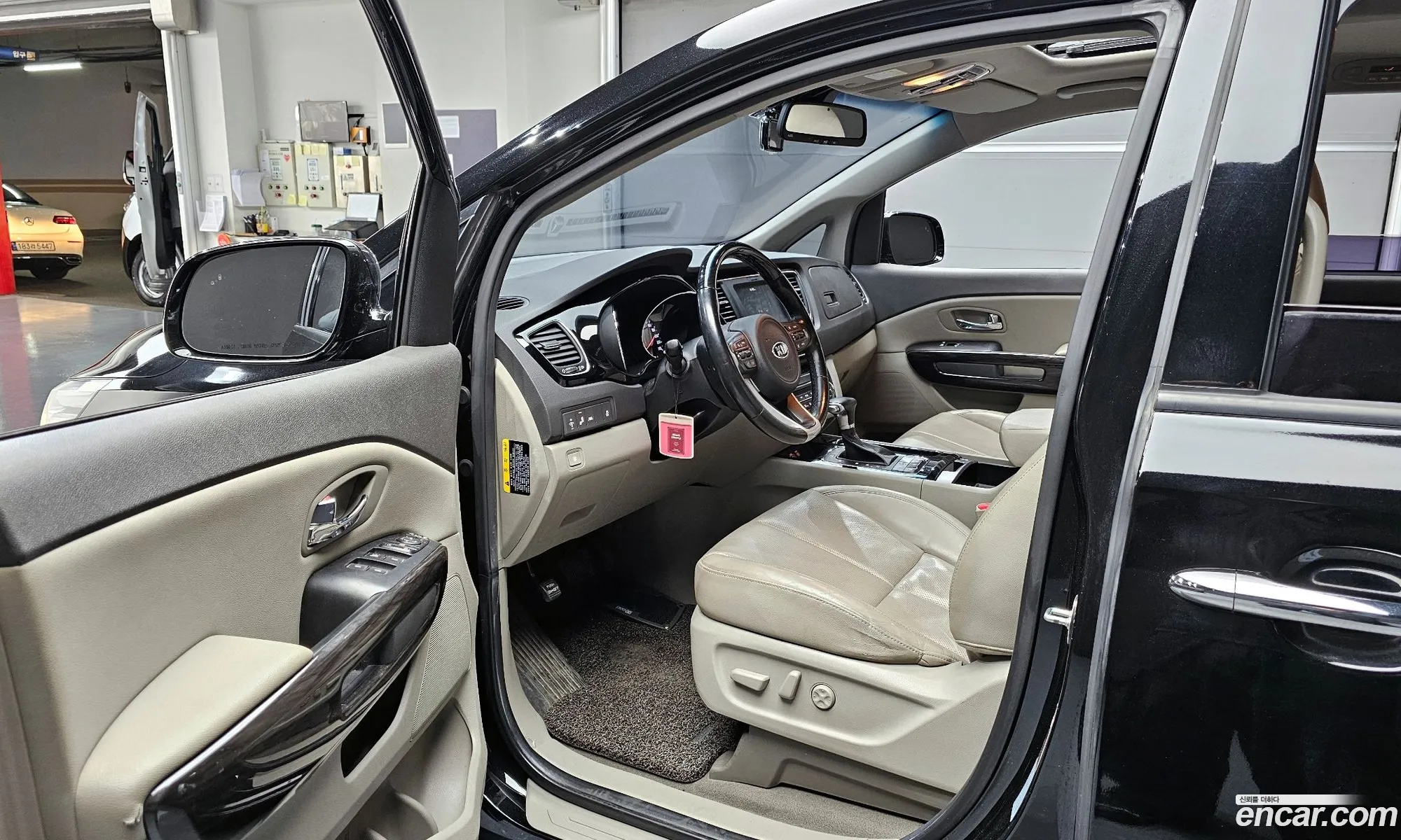 Kia Carnival 2017 KNAMB81ABJS392411 — 4