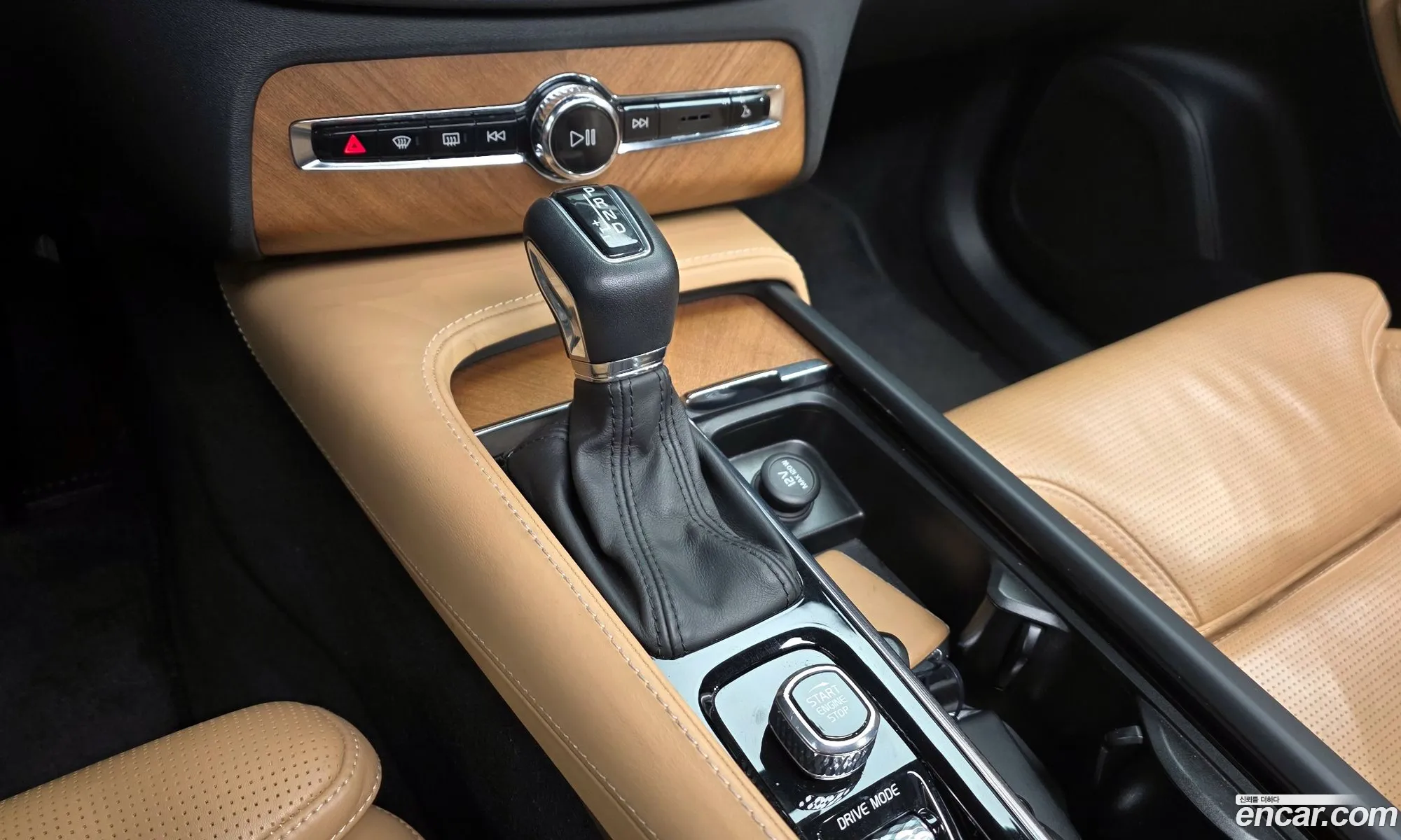 Volvo XC90 2017 YV1LF68ACJ1214089 — 8