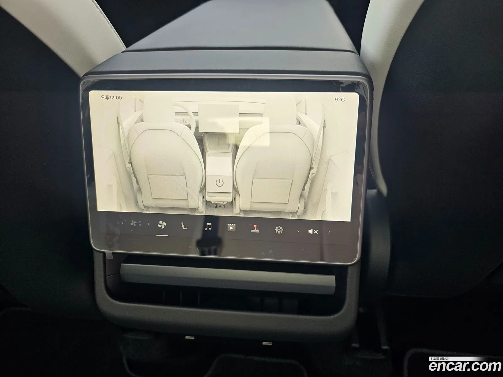 Tesla Model Y 2026 — 16