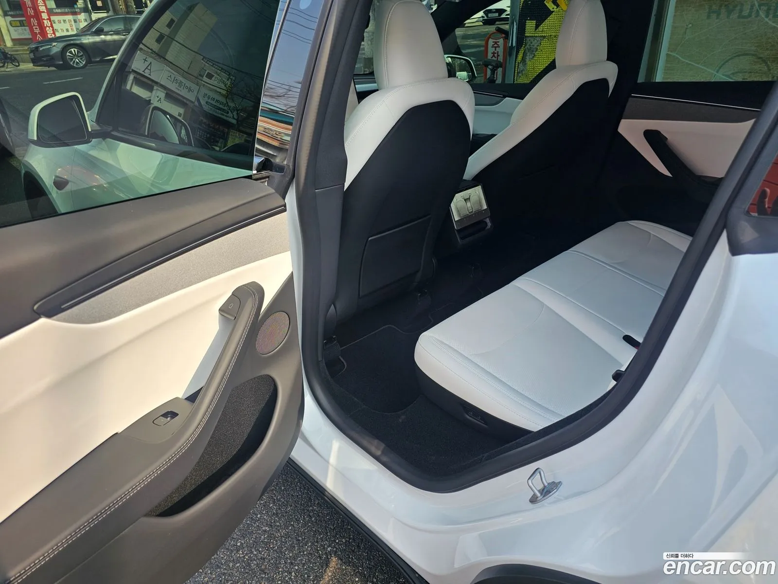 Tesla Model Y 2026 — 10