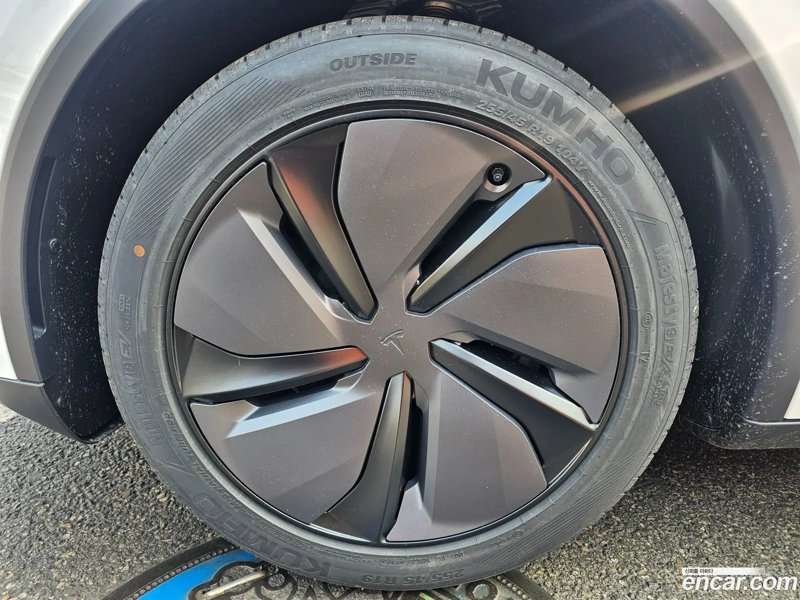 Tesla Model Y 2026 — 13