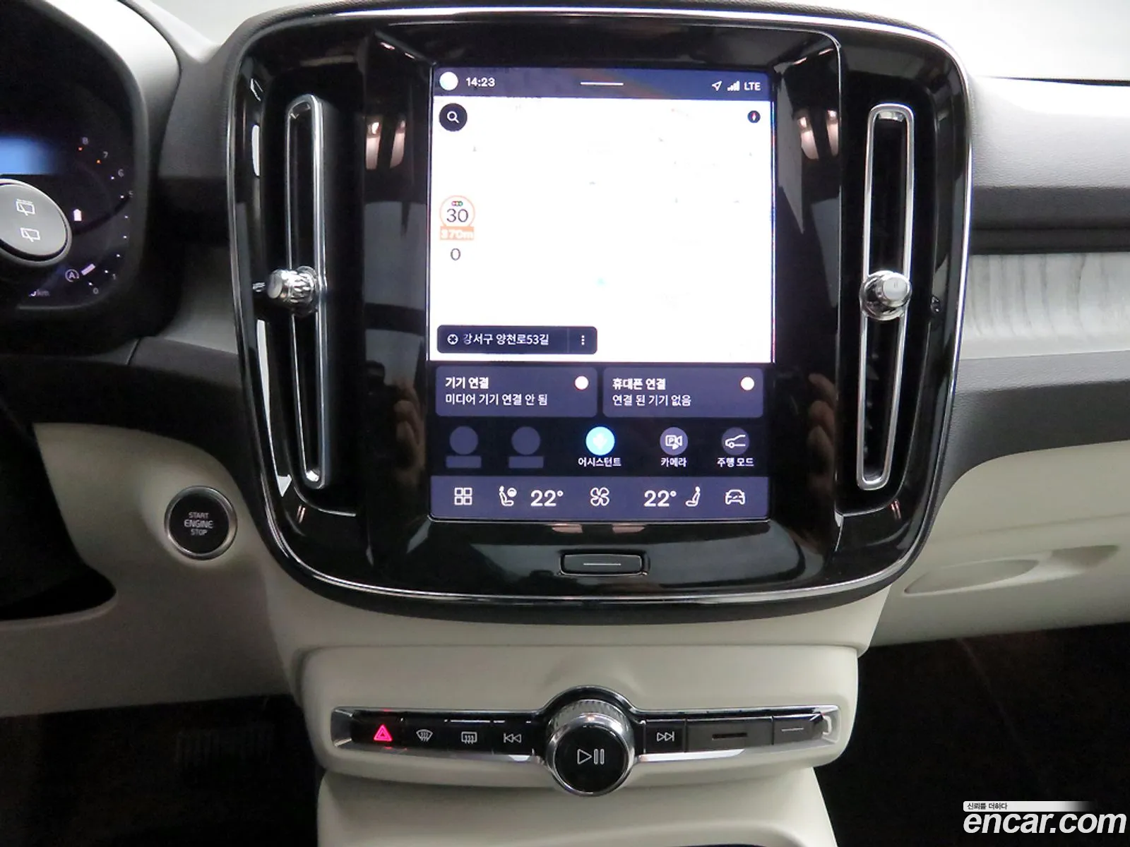 Volvo XC40 2025 — 2