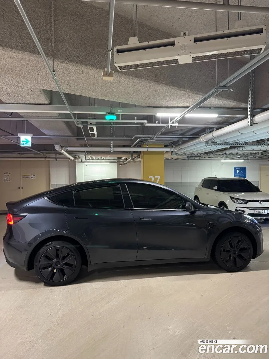 Tesla Model Y 2025 — 2