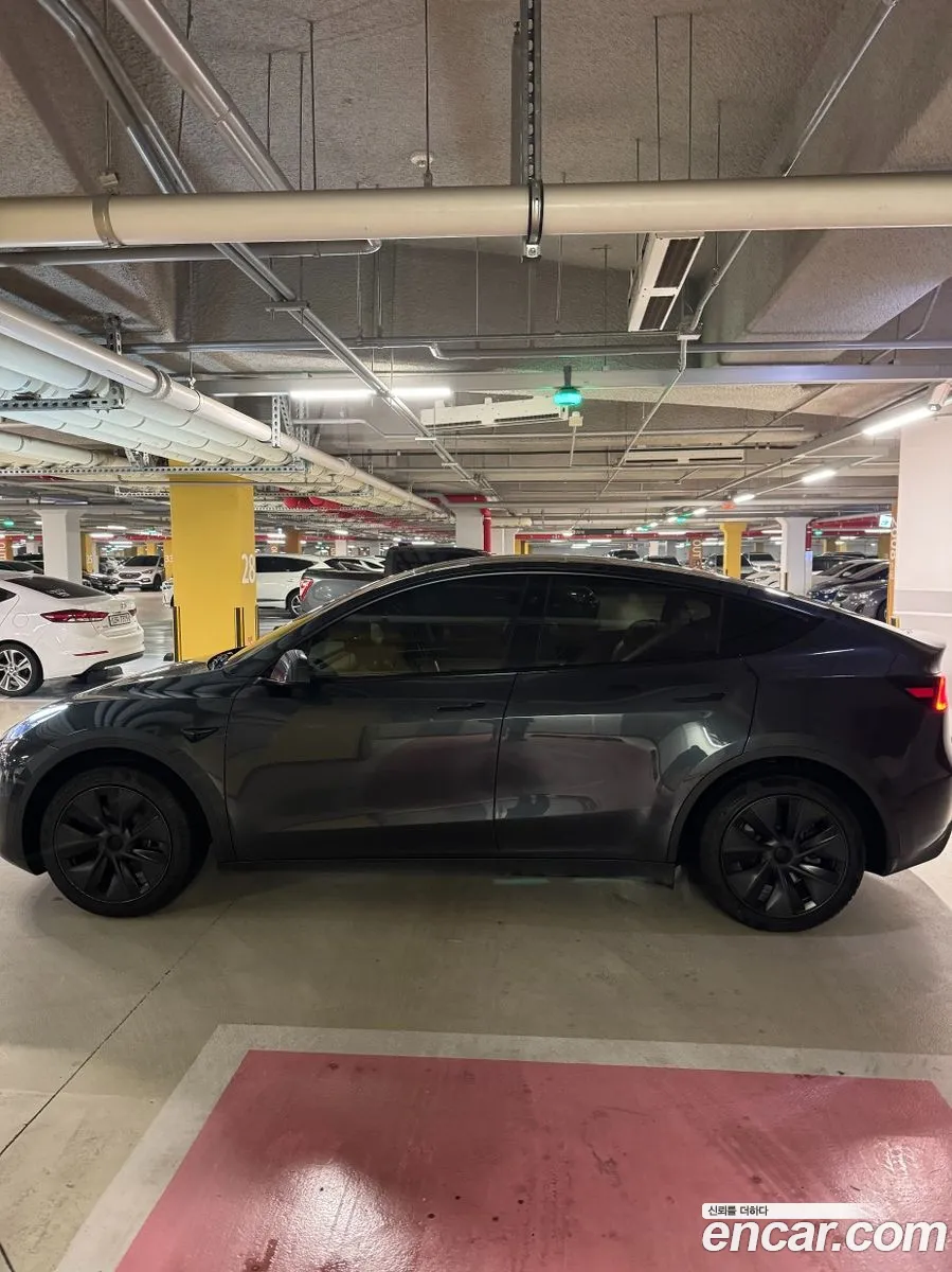 Tesla Model Y 2025 — 5