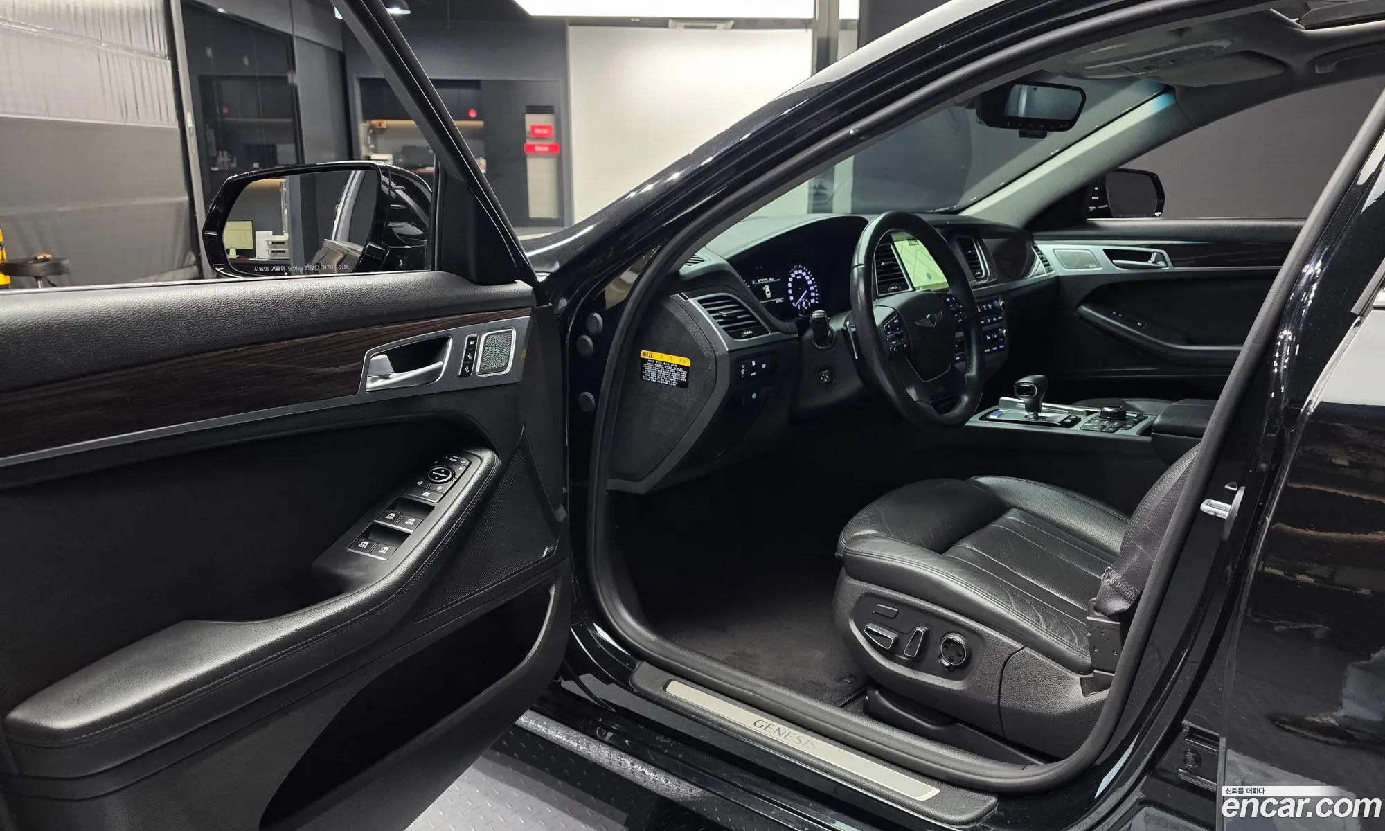 Genesis G80 2016 KMHGM41DBHU206335 — 9