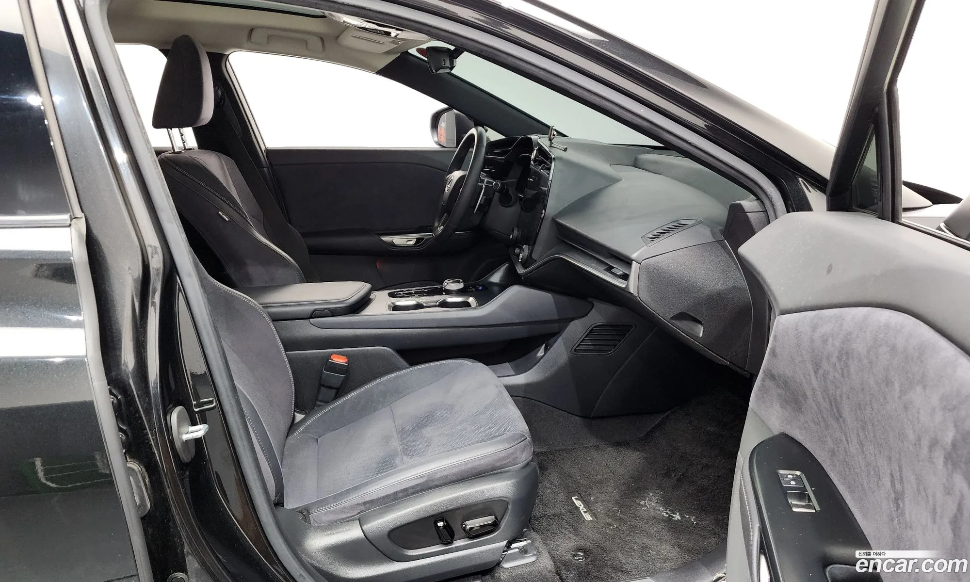 Lexus RZ450e 2023 JTJAABAB166166161 — 4