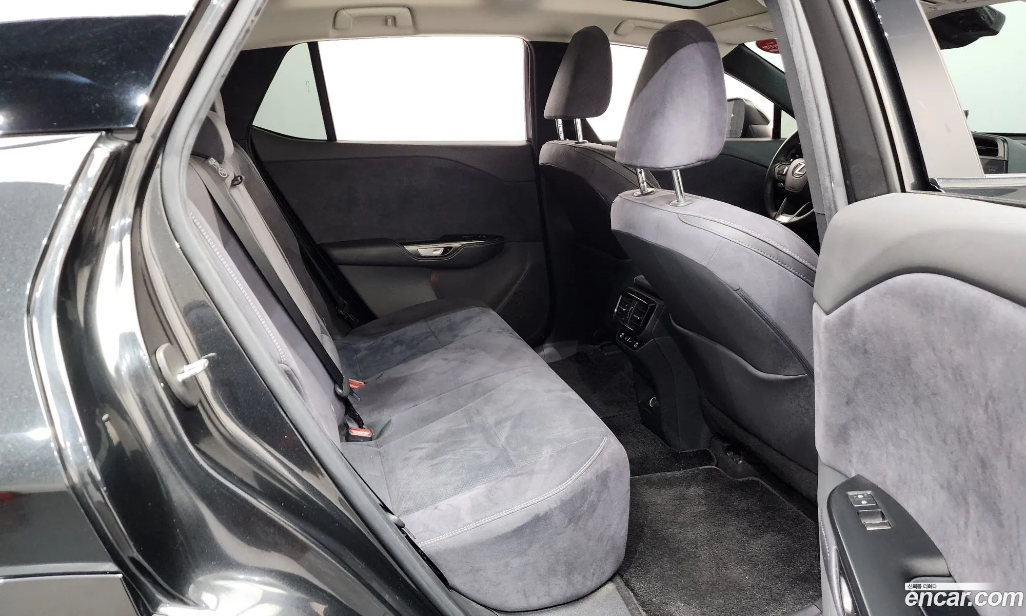 Lexus RZ450e 2023 JTJAABAB166166161 — 9
