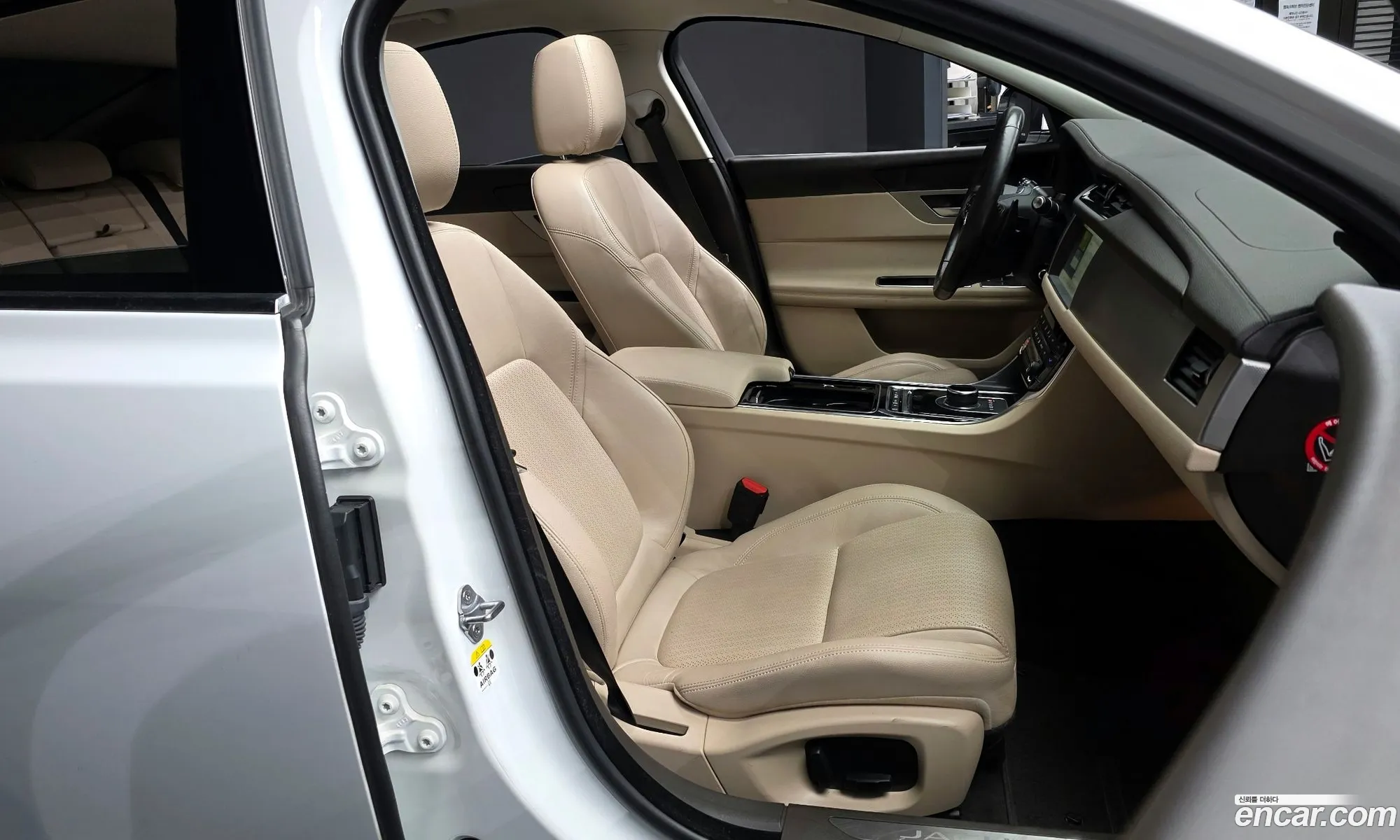 Jaguar XF 2018 — 17