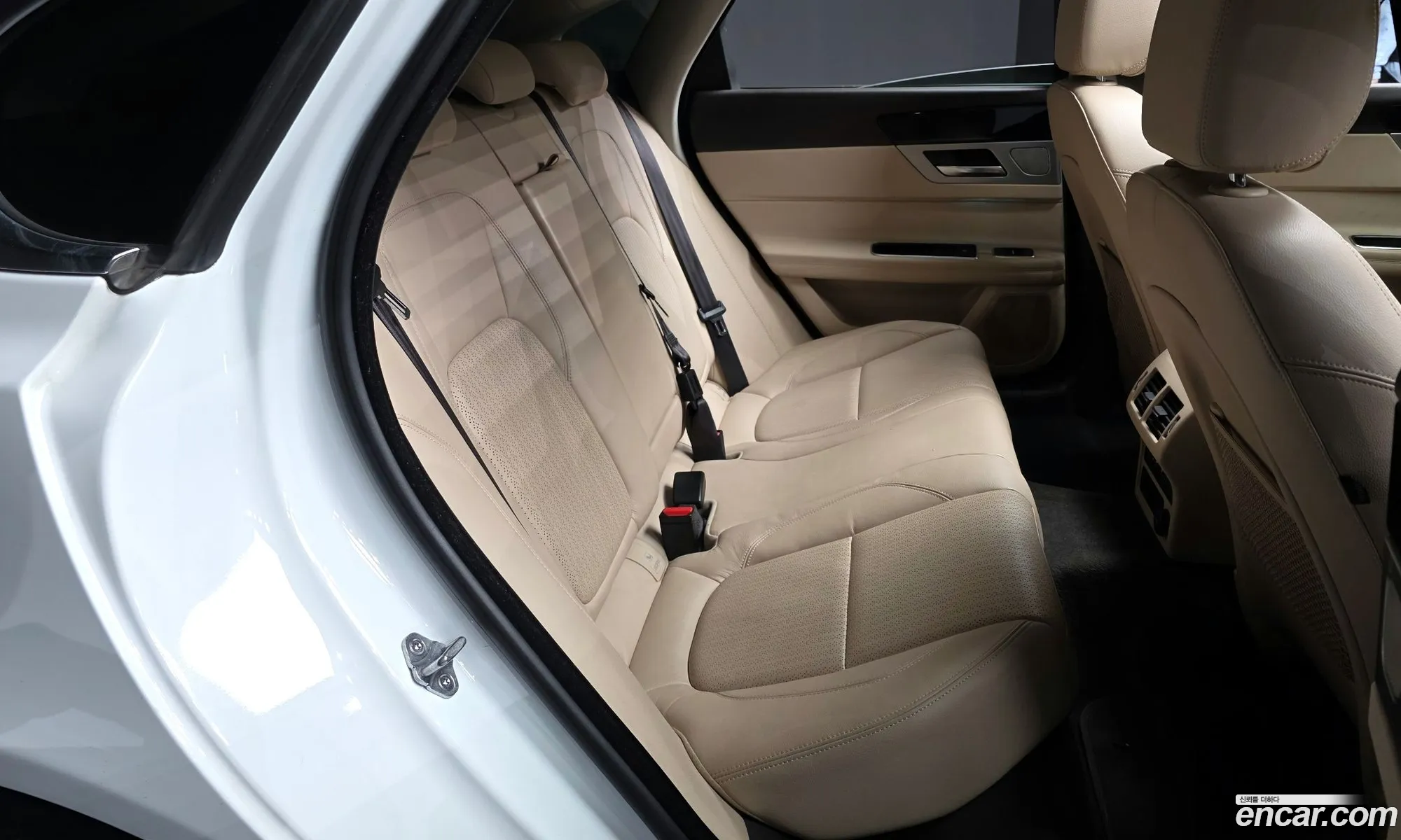 Jaguar XF 2018 — 19