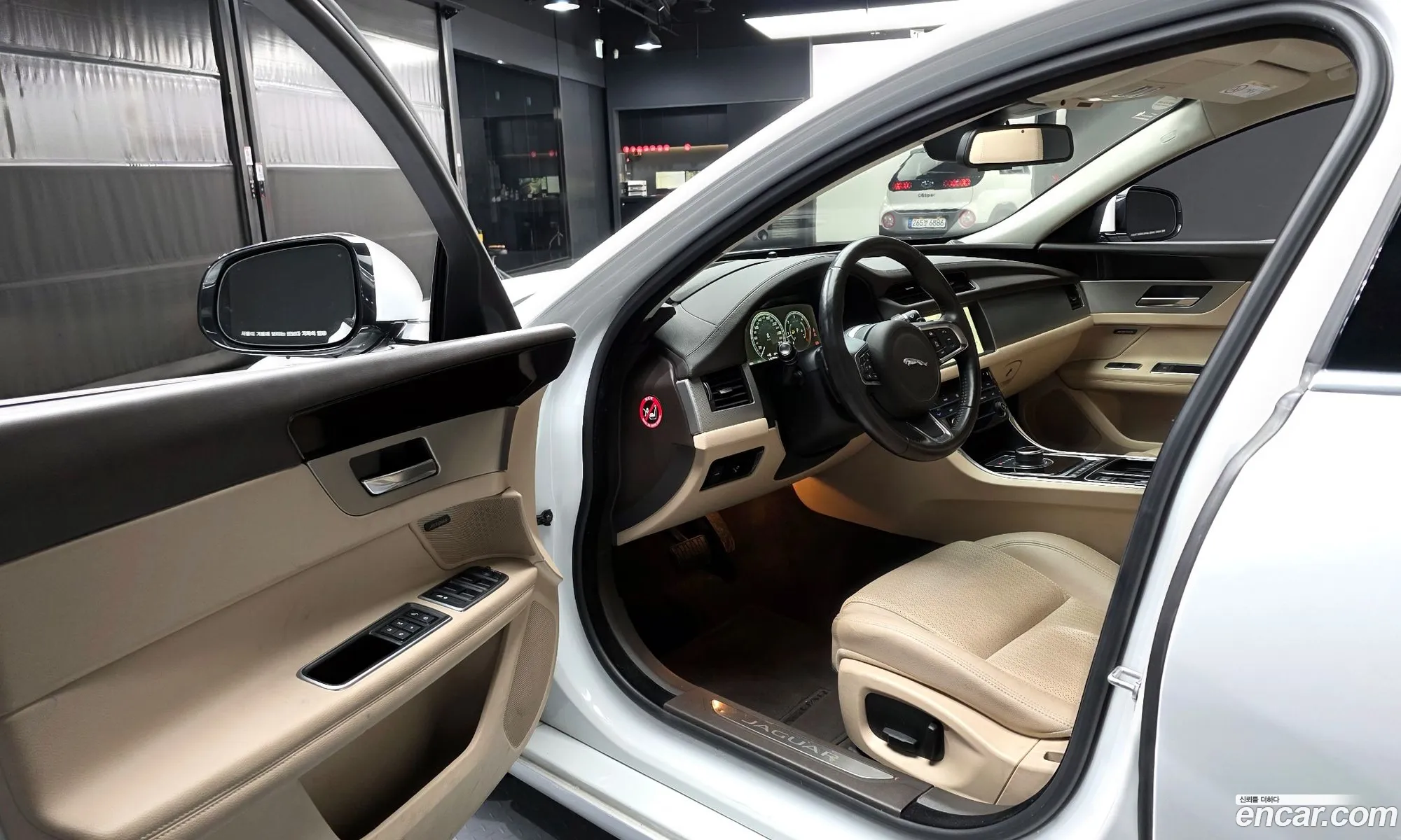 Jaguar XF 2018 — 14