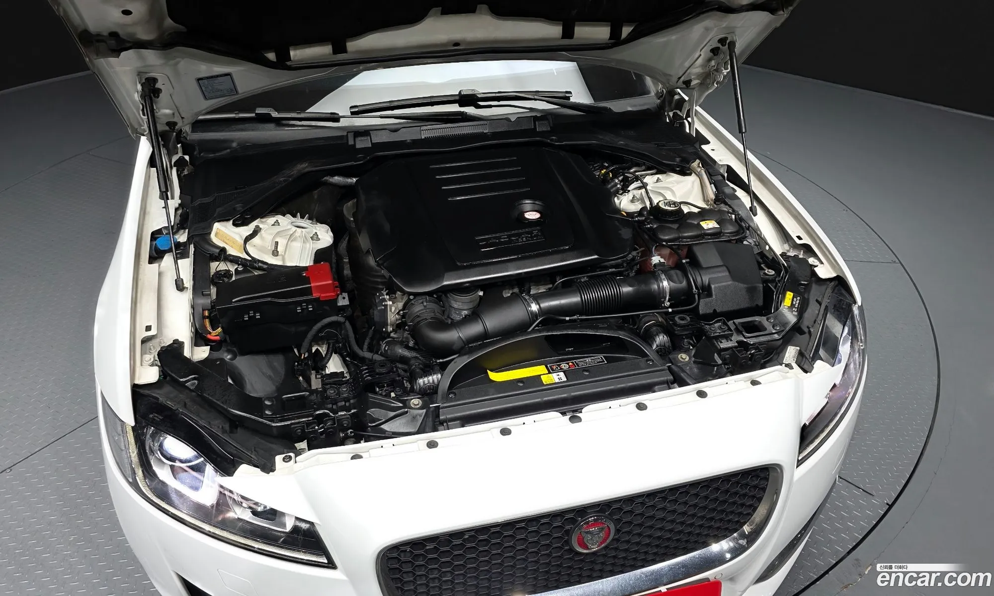 Jaguar XF 2018 — 15