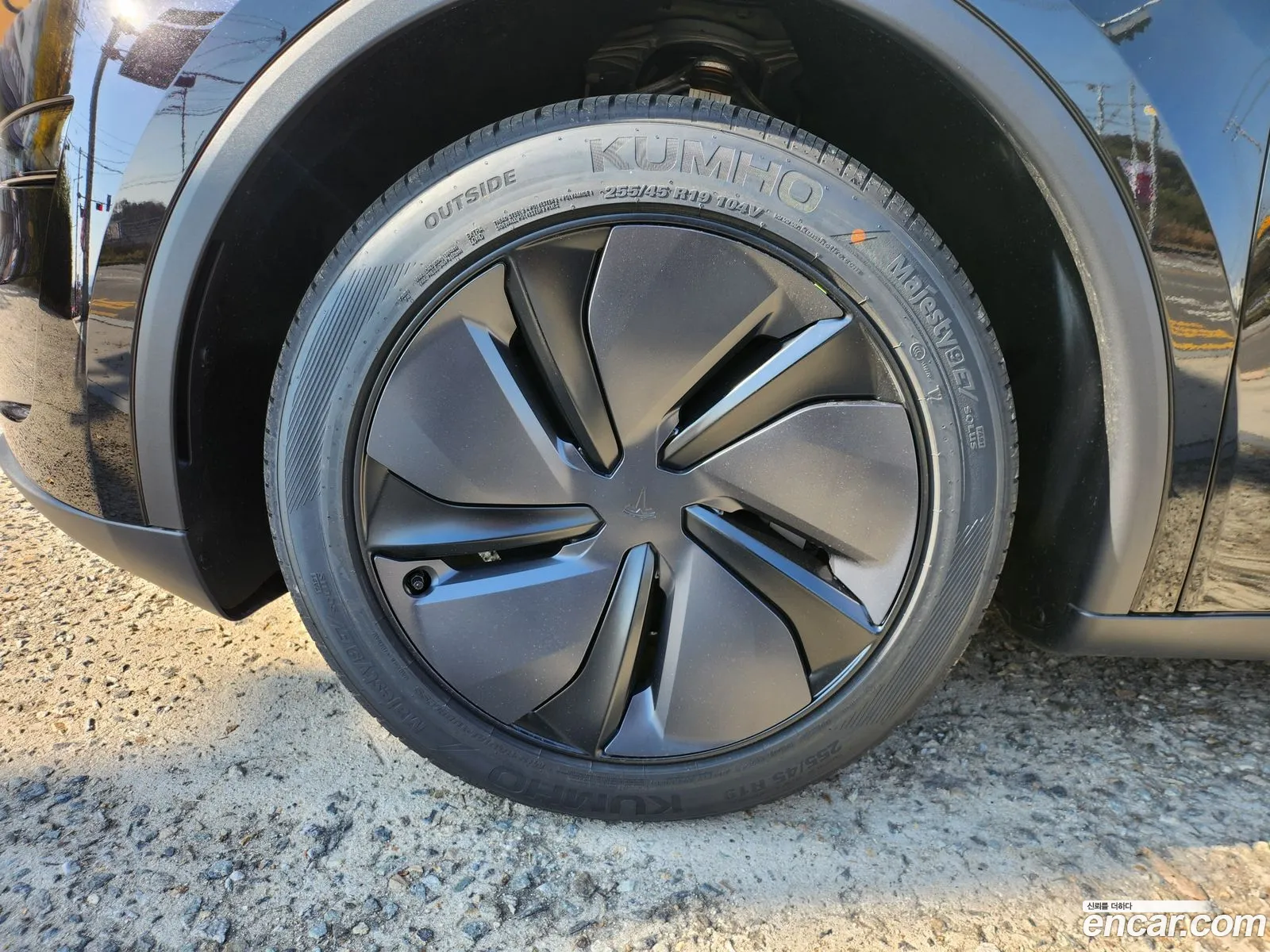 Tesla Model Y 2025 — 6