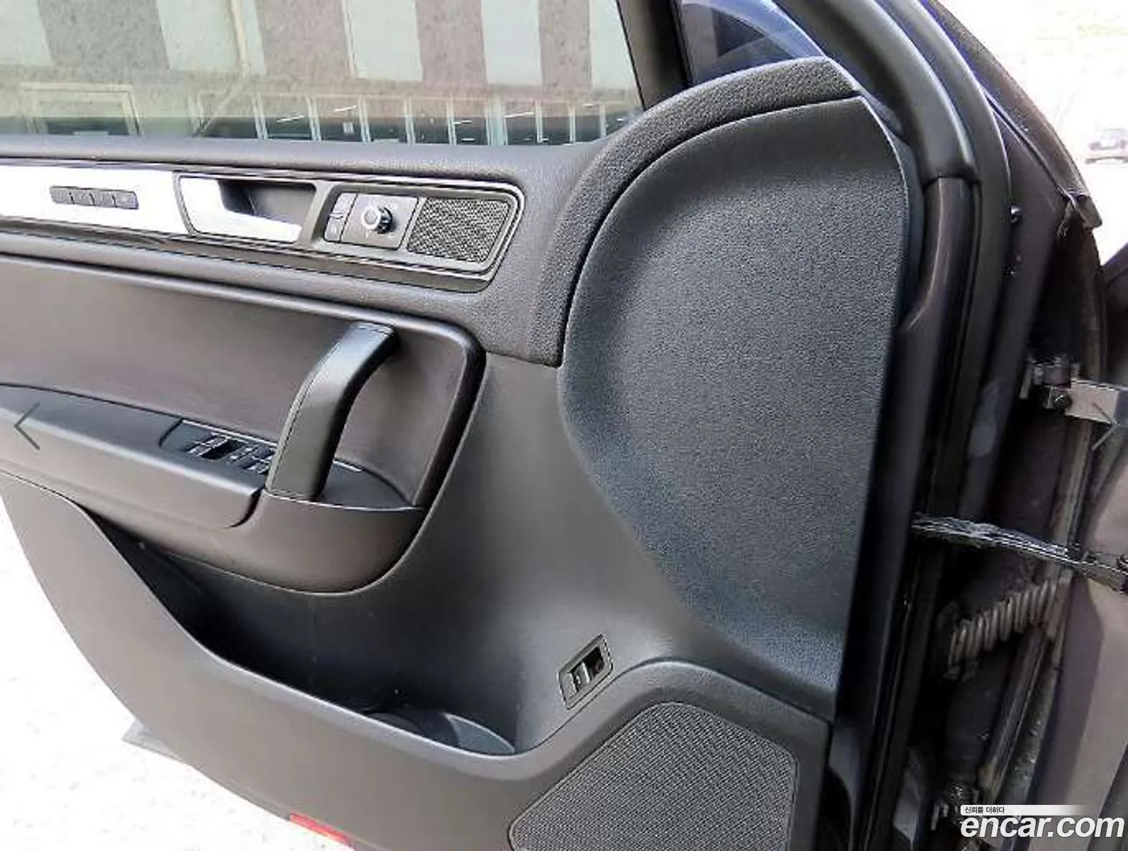 Volkswagen Touareg 2012 — 12