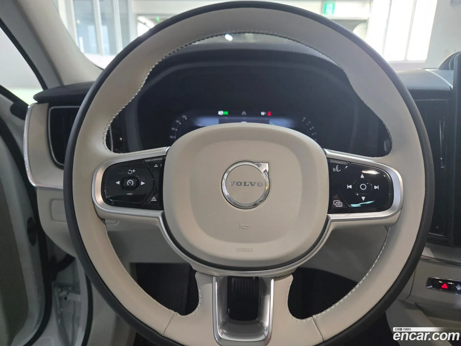 Volvo XC60 2025 — 17