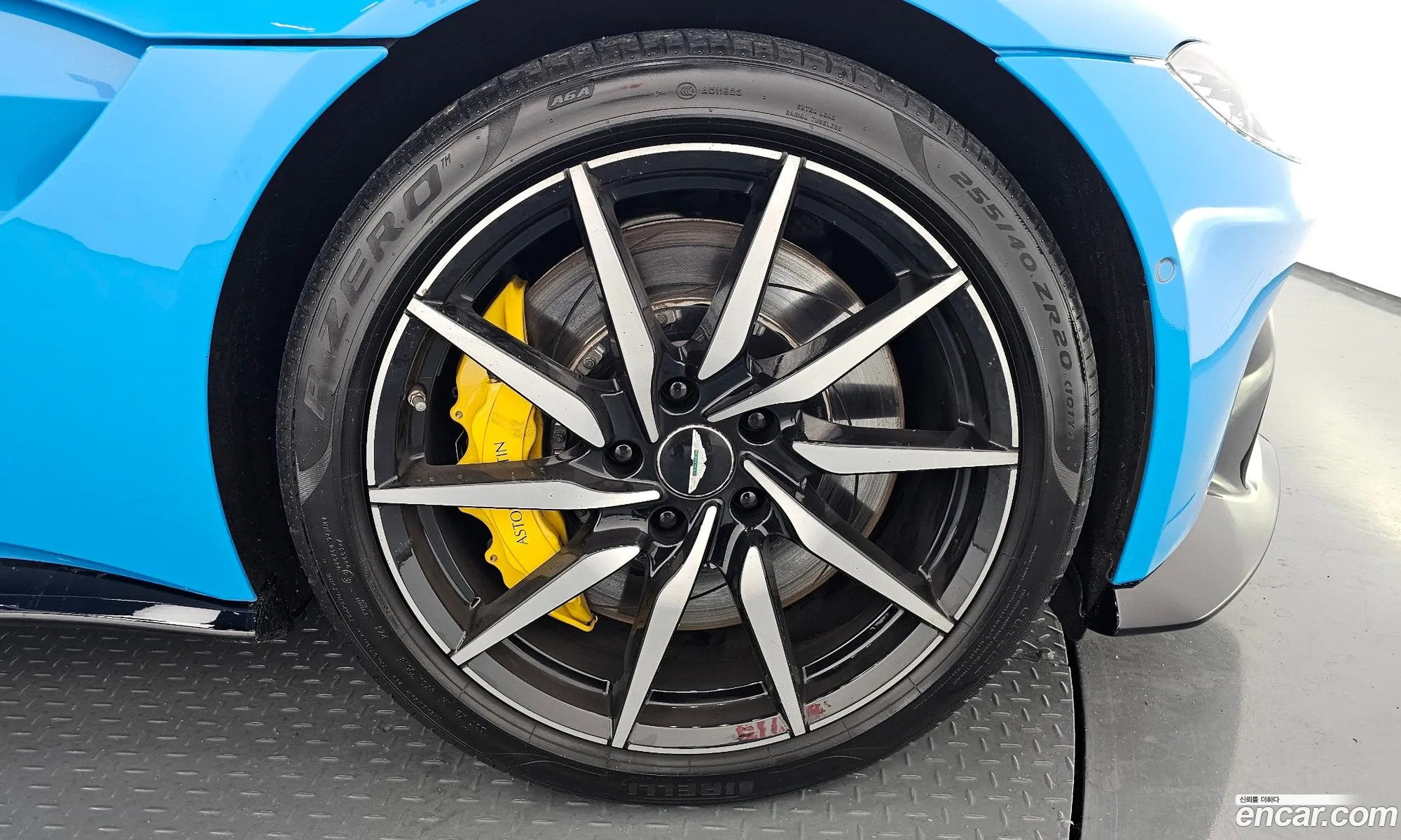 Aston Martin Vantage 2019 SCFSMGAW7KGN01536 — 4