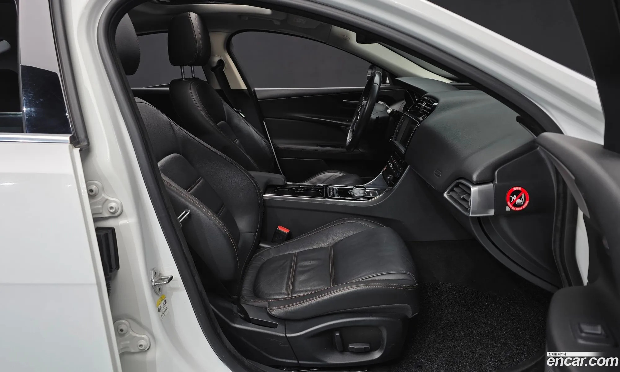 Jaguar XE 2015 — 14