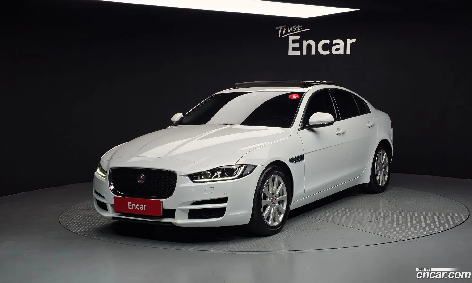 Jaguar XE 2015 — 9