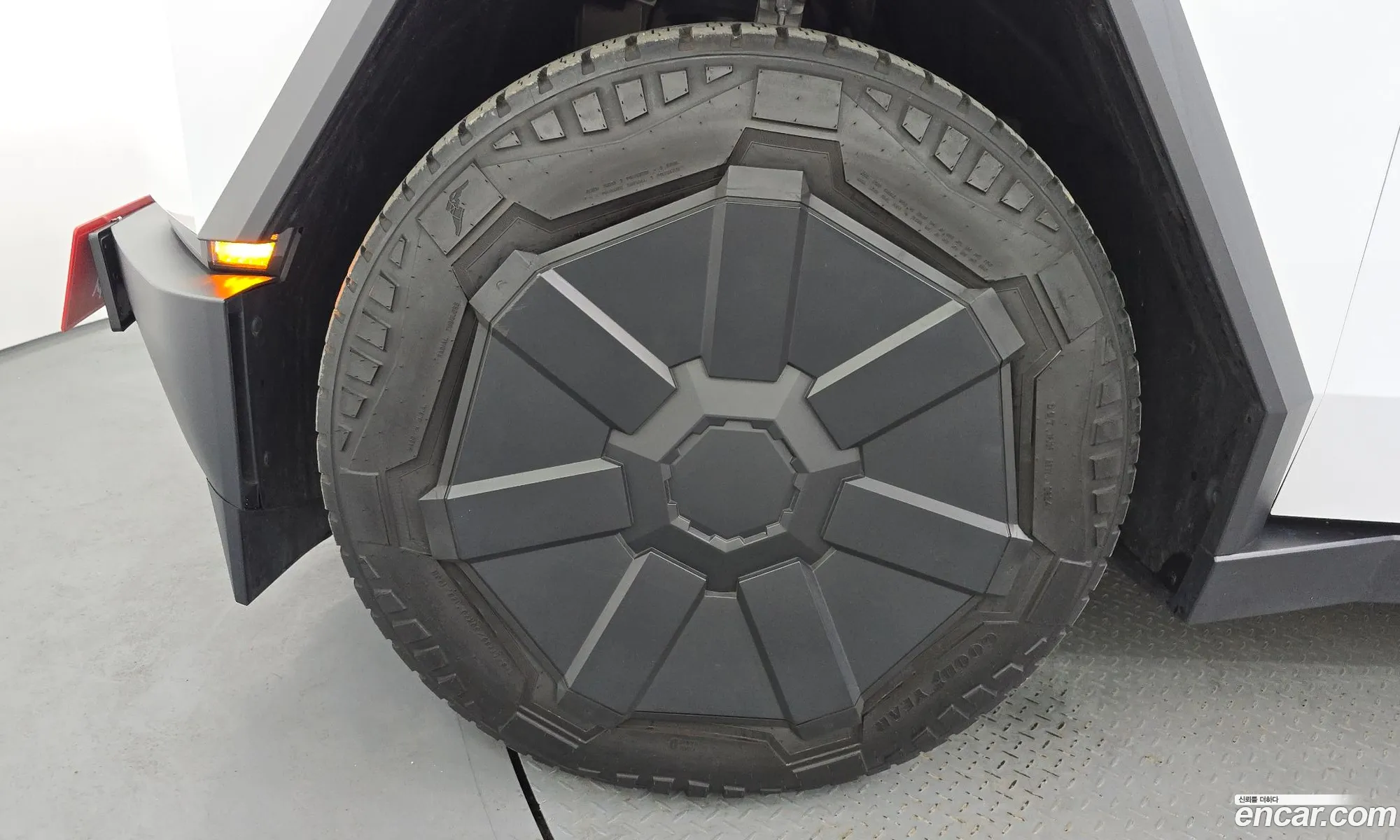 Tesla Cybertruck 2024 11111111111111111 — 13