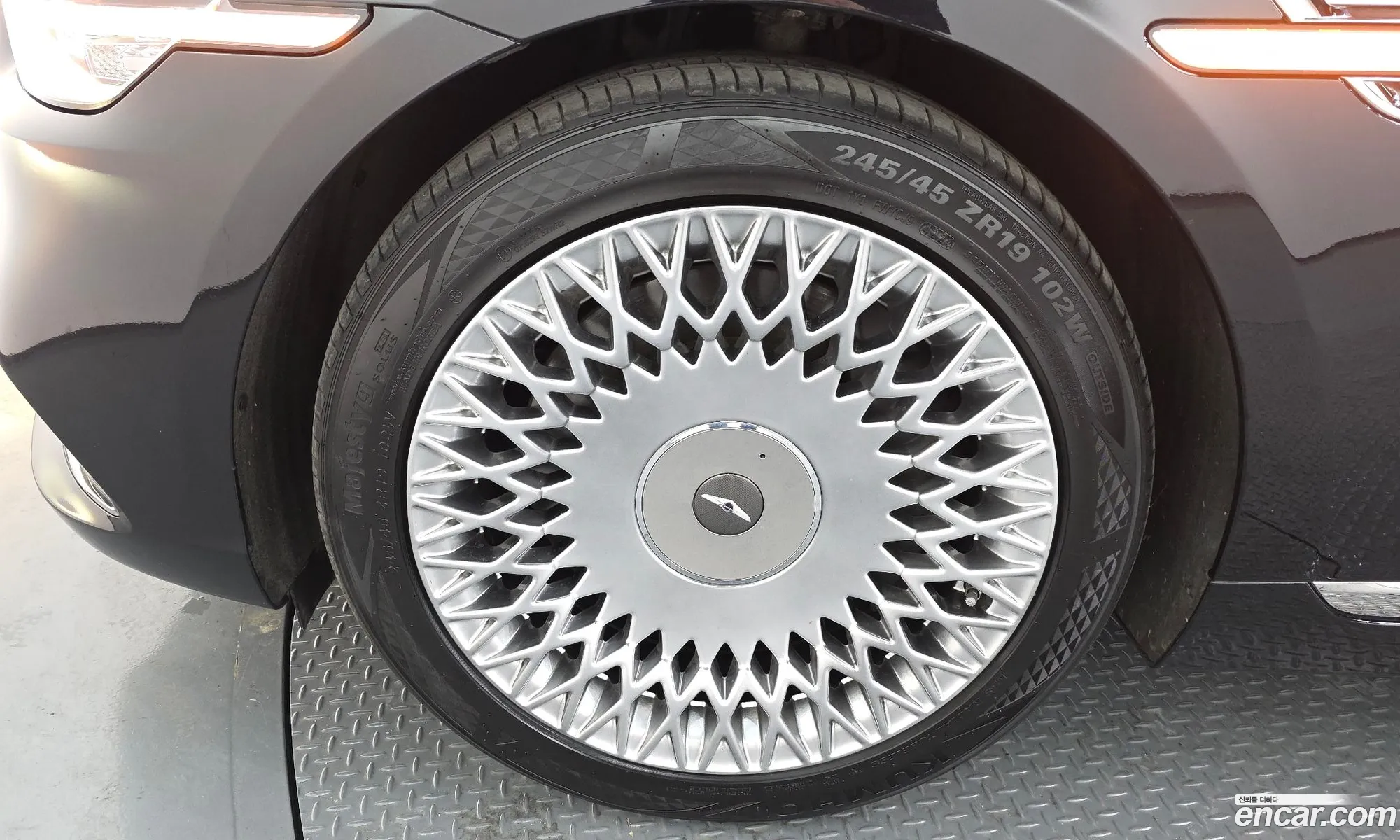 Genesis G90 2020 KMHG341DDMU085545 — 2