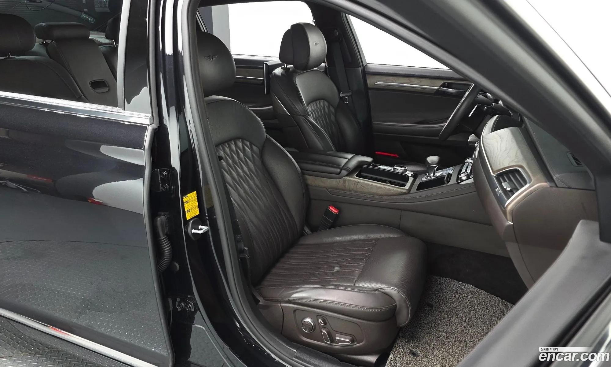 Genesis G90 2020 KMHG341DDMU085545 — 12