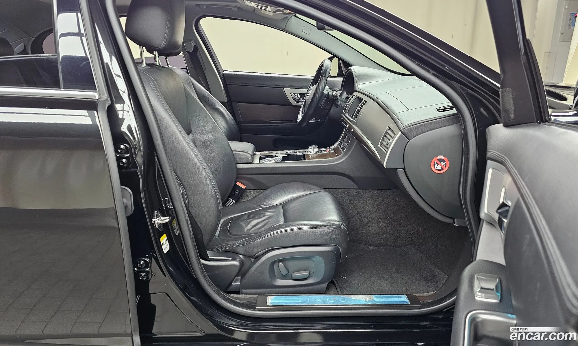 Jaguar XF 2012 — 10