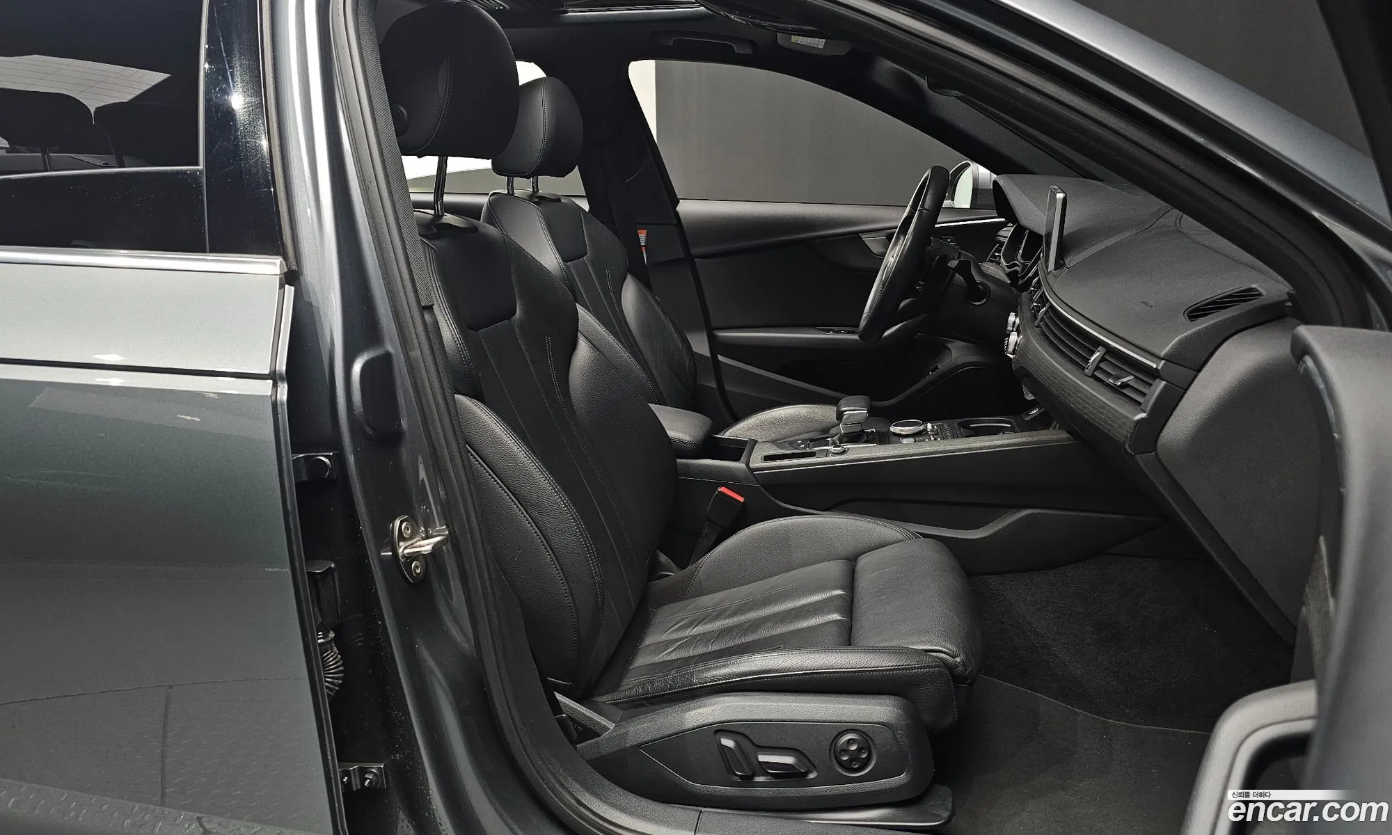 Audi A4 2019 WAUZZZF44KA122222 — 3