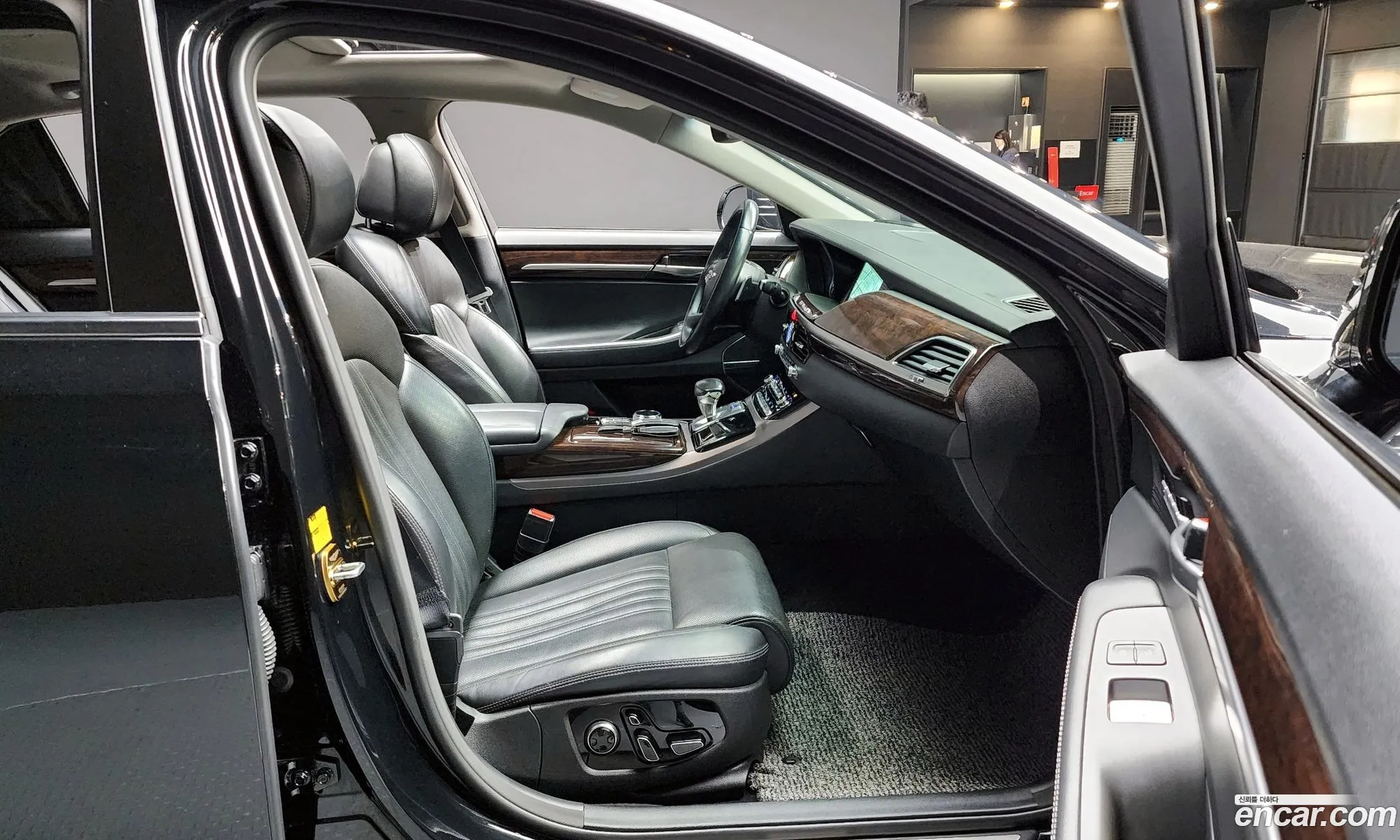 Genesis EQ900 2016 — 18