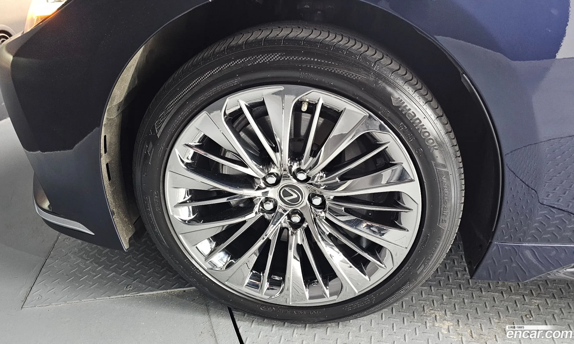 Lexus LS500h 2022 — 11