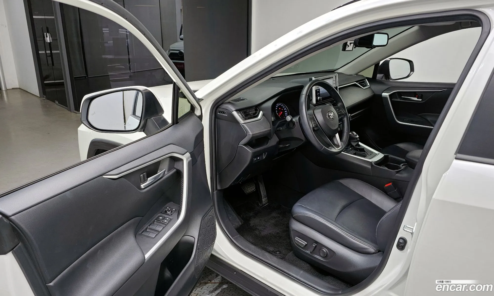 Toyota RAV4 2019 JTMW1RFV3KD024416 — 8