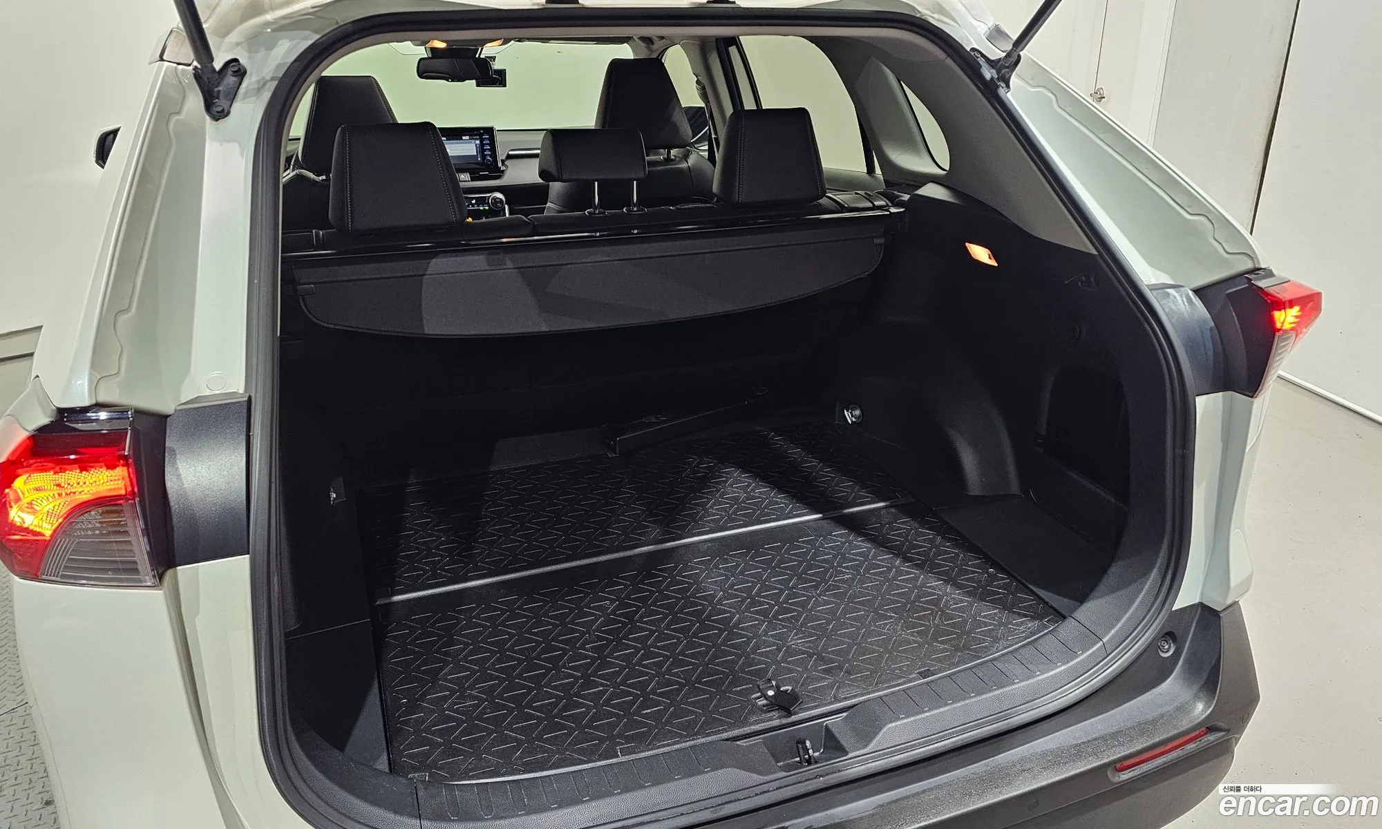 Toyota RAV4 2019 JTMW1RFV3KD024416 — 6