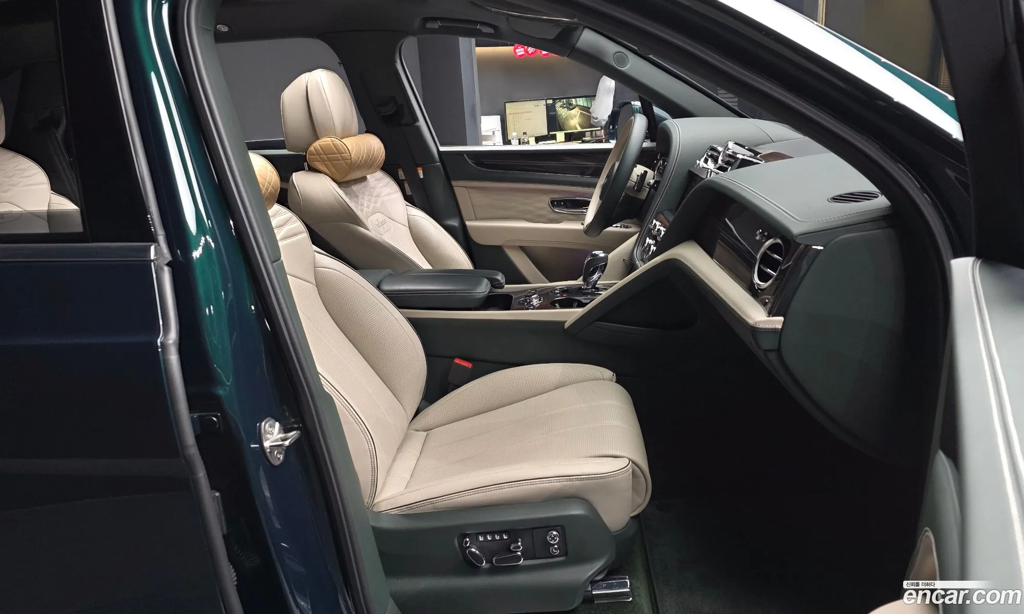 Bentley Bentayga 2024 SJAHT14V1RC027100 — 19