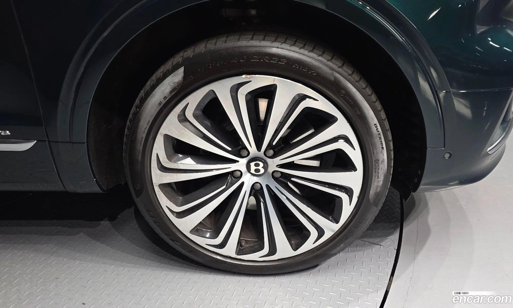 Bentley Bentayga 2024 SJAHT14V1RC027100 — 18