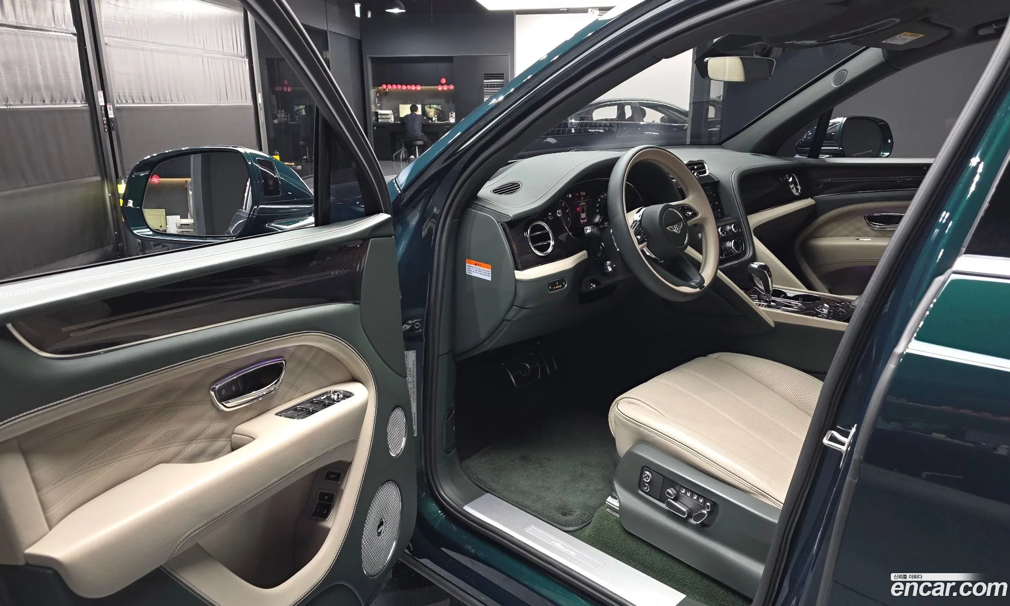 Bentley Bentayga 2024 SJAHT14V1RC027100 — 7