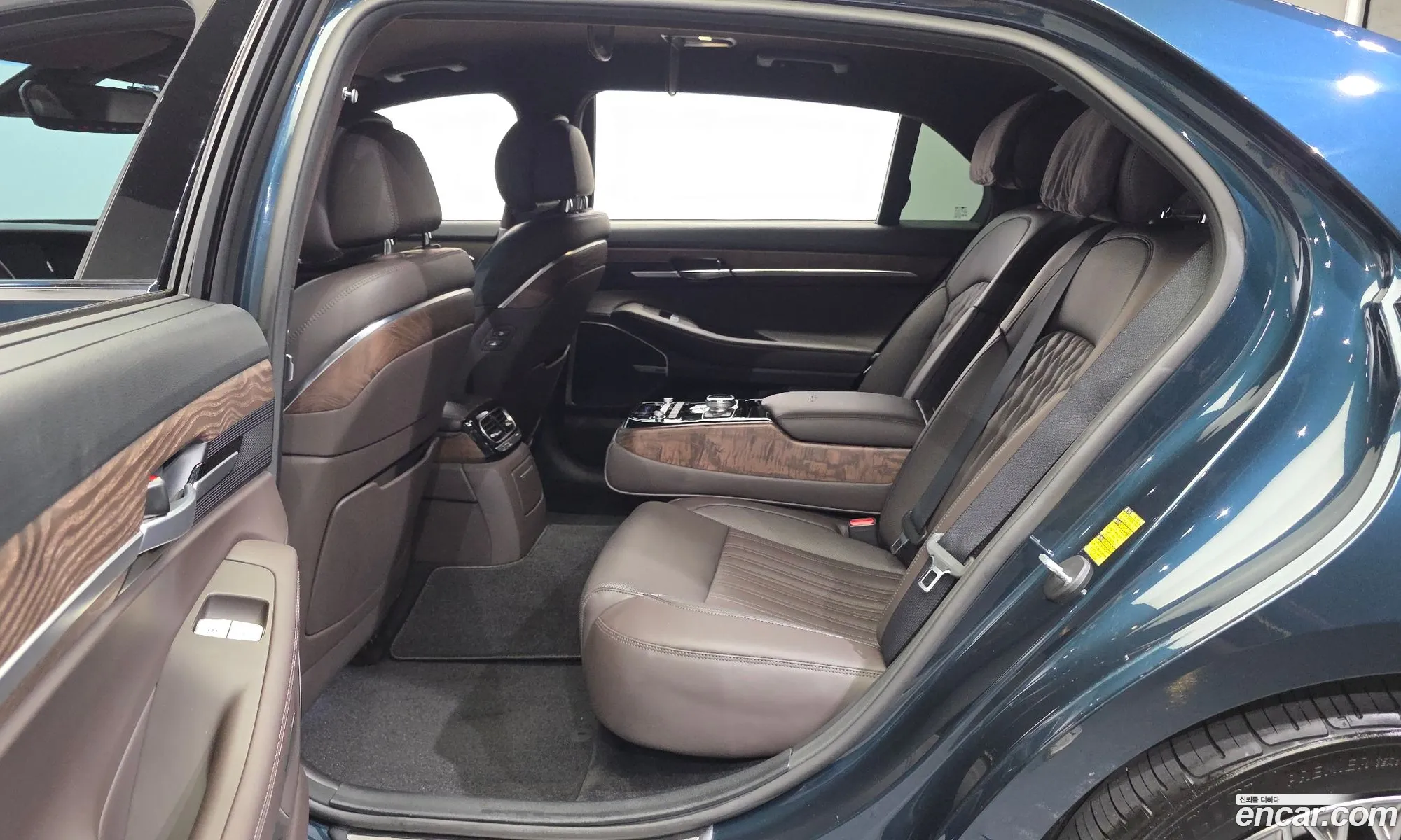 Genesis G90 2021 KMHG241DDMU094810 — 3