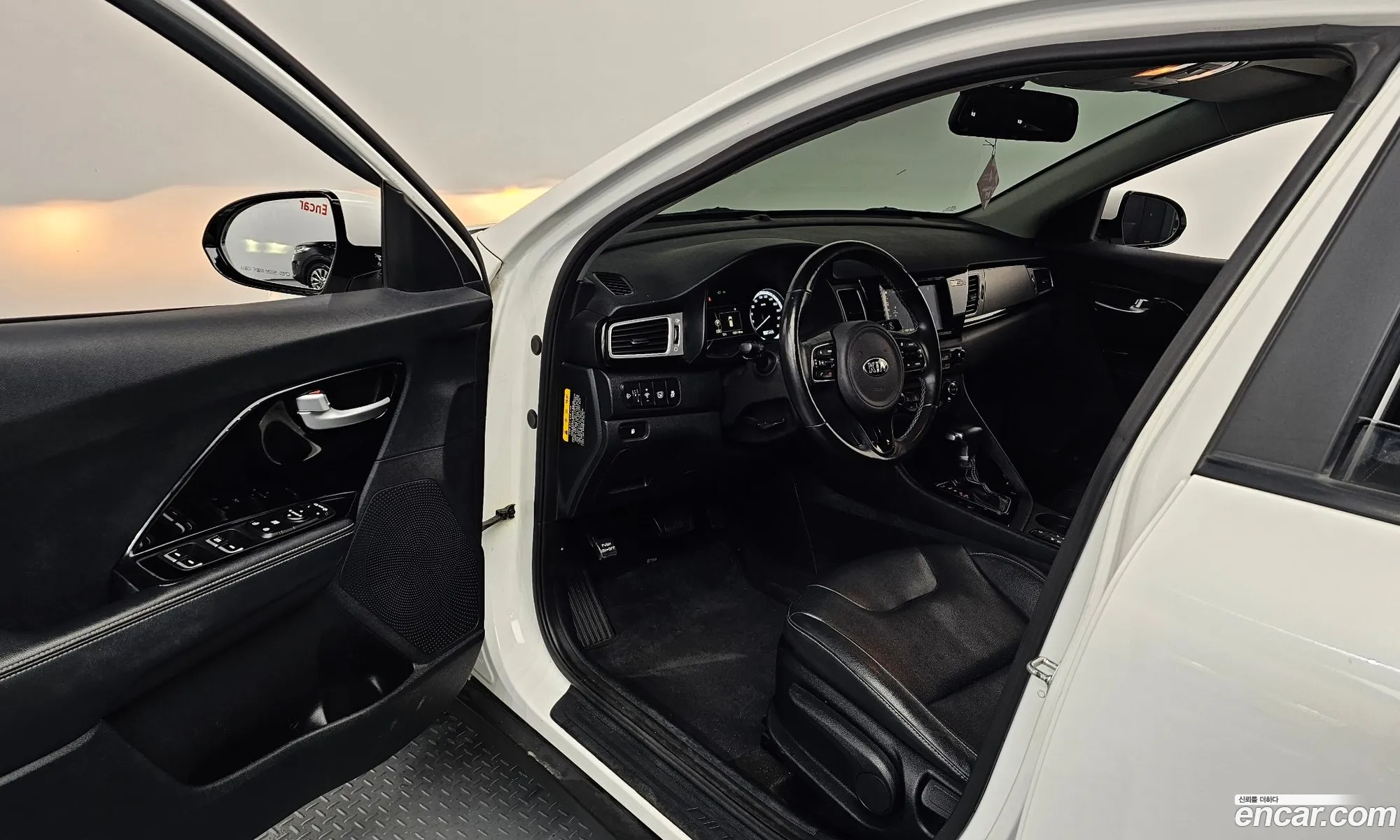 Kia Niro 2018 KNACB81CGJA166070 — 18